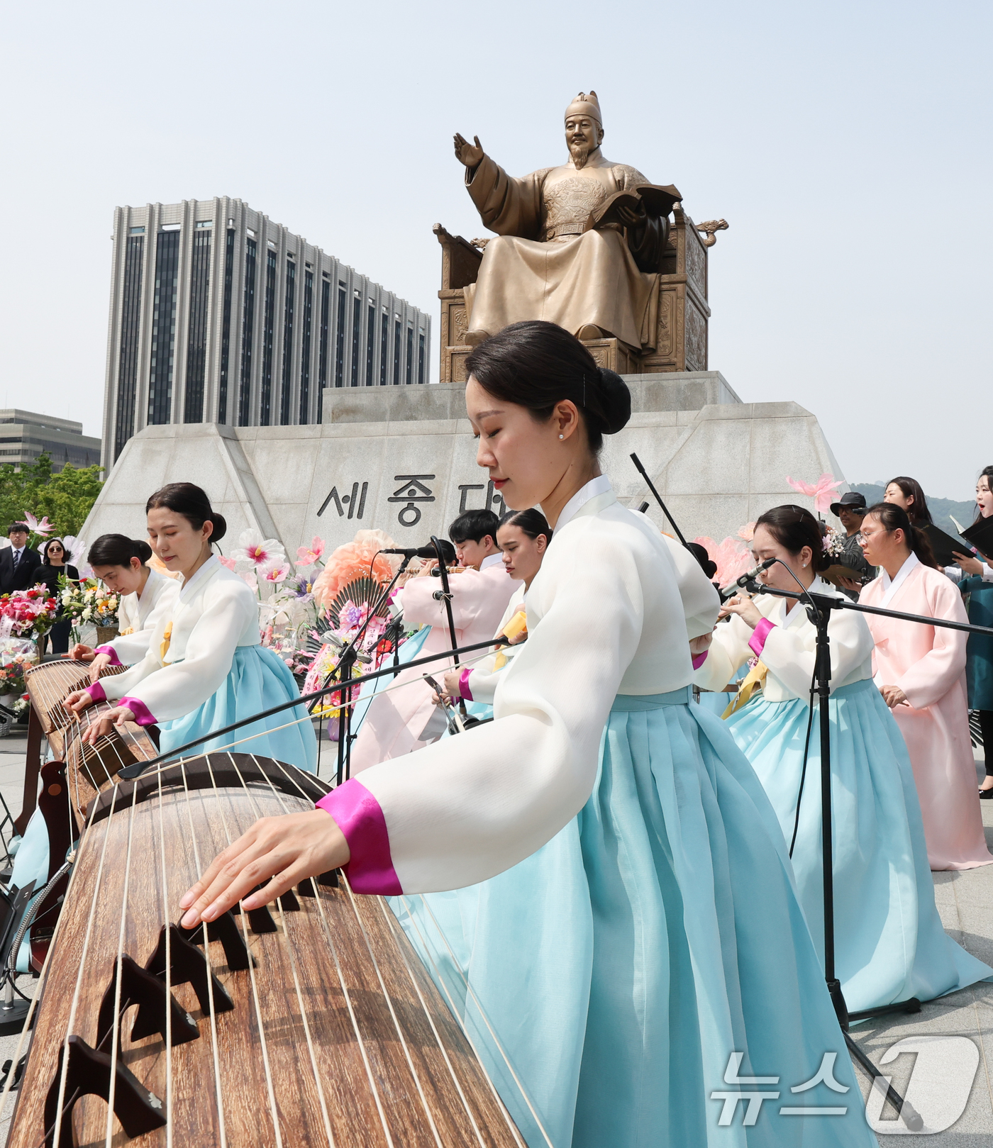 (서울=뉴스1) 허경 기자 = 14일 서울 종로구 광화문광장 세종대왕 동상 앞에서 세종대왕 나신 날 시민참여 생일축하 행사가 열리고 있다. 2025.5.14/뉴스1
