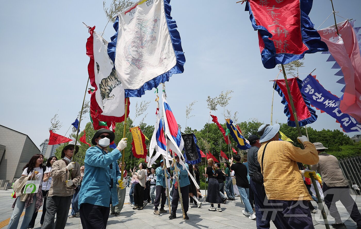 본문 이미지 - 14일 서울 서대문구 대현동 이화여자대학교 스포츠트랙에서 열린 139주년 이화여대 대동제와 함께하는 국가무형유산 영산줄다리기에서 이화여대 풍물패 연합이 길놀이를 하고 있다. 2025.5.14/뉴스1 ⓒ News1 김진환 기자