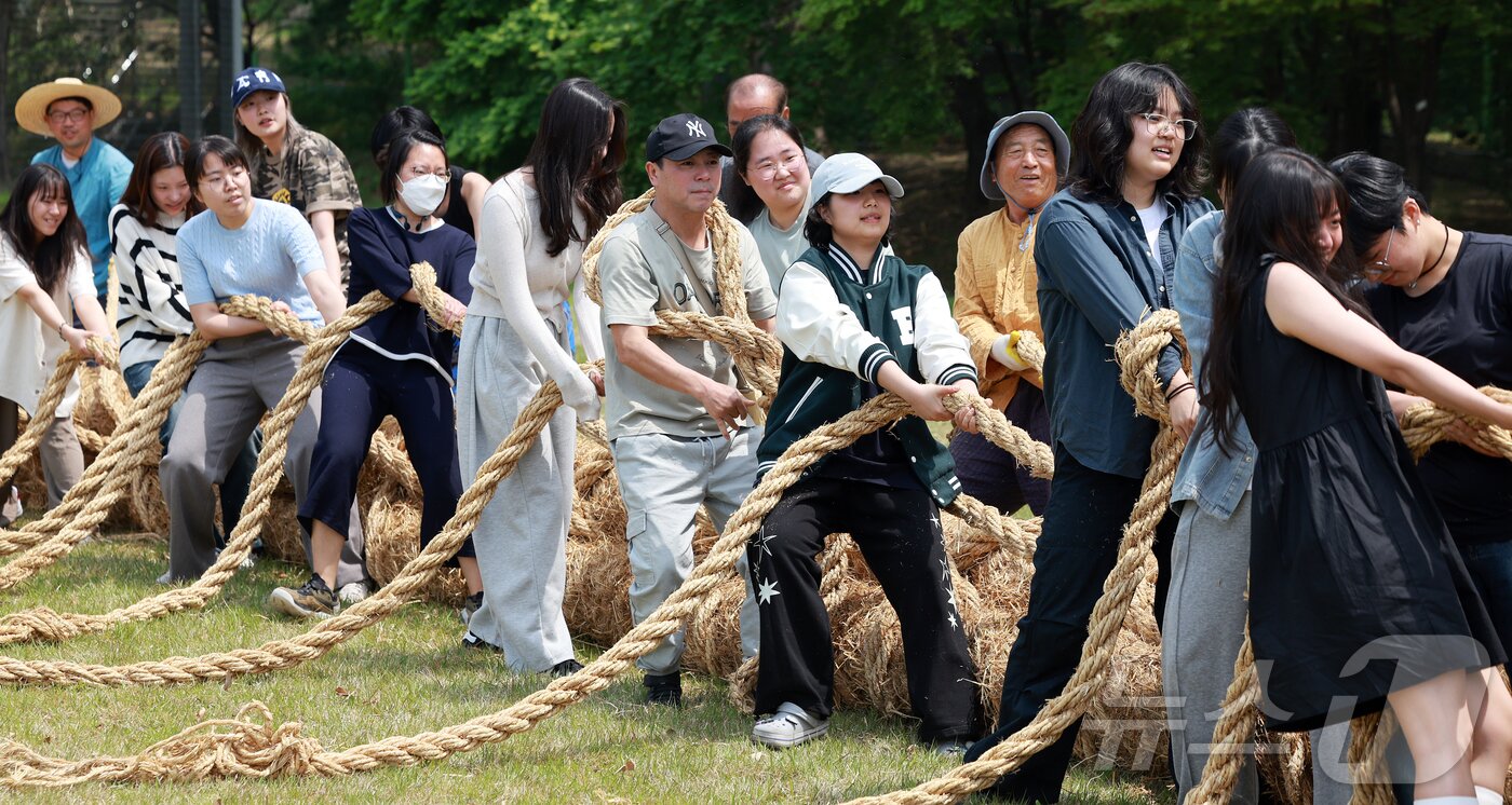 본문 이미지 - 14일 서울 서대문구 대현동 이화여자대학교 스포츠트랙에서 열린 139주년 이화여대 대동제와 함께하는 국가무형유산 영산줄다리기에 참여한 학생들이 힘차게 줄을 당기고 있다. 2025.5.14/뉴스1 ⓒ News1 김진환 기자