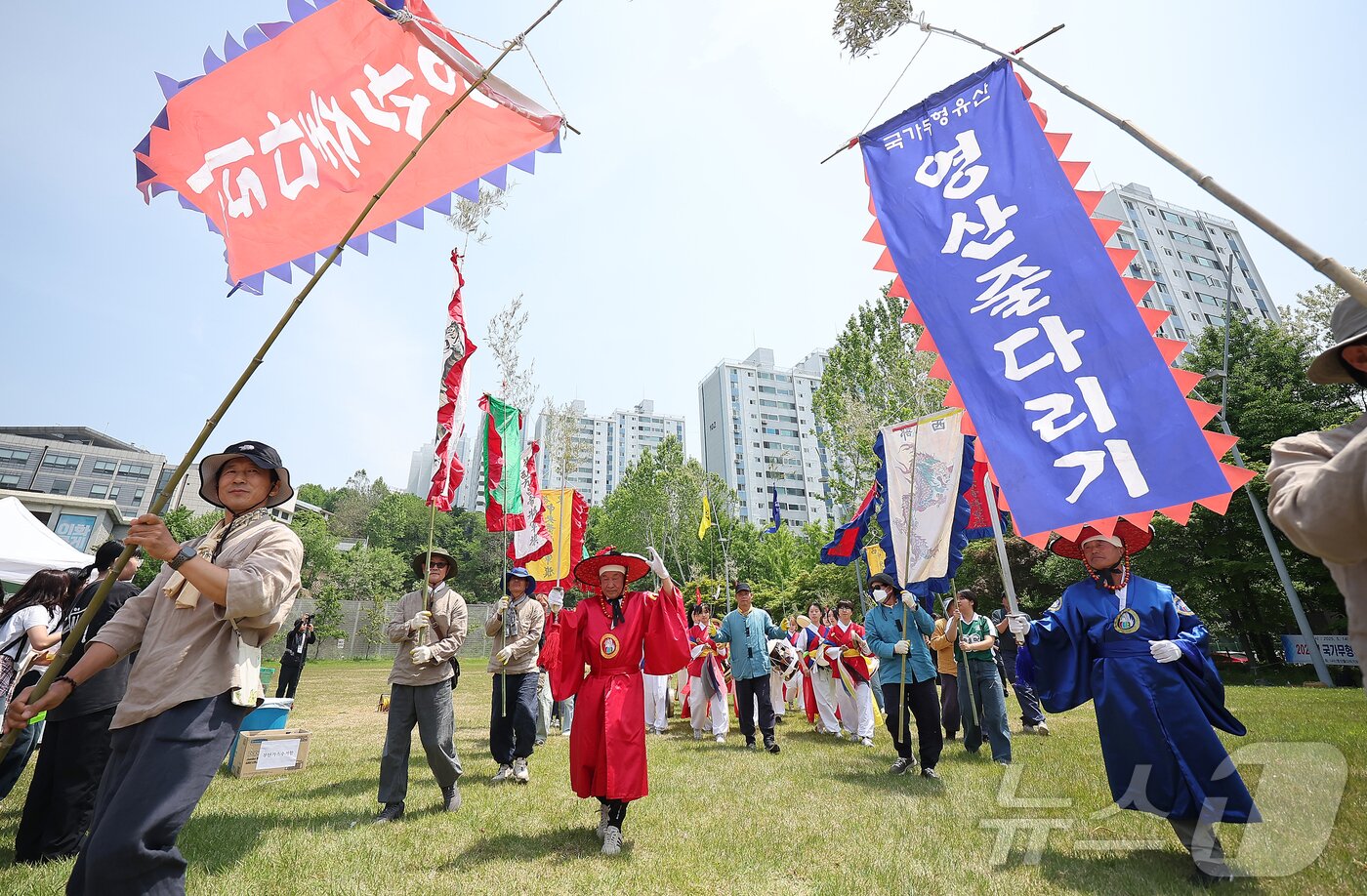 본문 이미지 - 14일 서울 서대문구 대현동 이화여자대학교 스포츠트랙에서 열린 139주년 이화여대 대동제와 함께하는 국가무형유산 영산줄다리기에서 이화여대 풍물패 연합이 길놀이를 하고 있다. 2025.5.14/뉴스1 ⓒ News1 김진환 기자