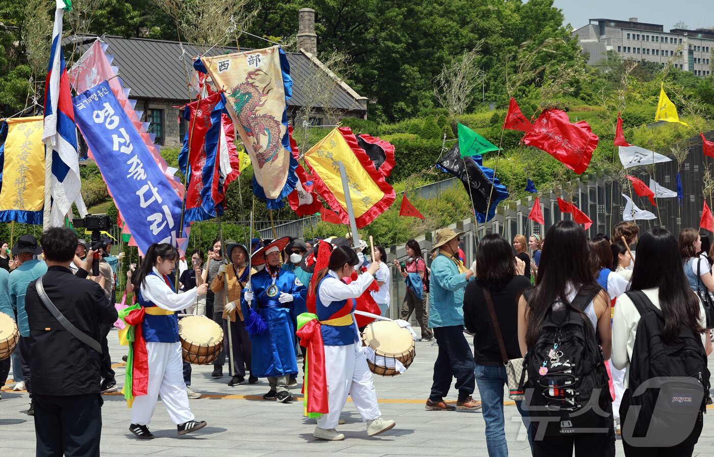 본문 이미지 - 14일 서울 서대문구 대현동 이화여자대학교 스포츠트랙에서 열린 139주년 이화여대 대동제와 함께하는 국가무형유산 영산줄다리기에서 이화여대 풍물패 연합이 길놀이를 하고 있다. 2025.5.14/뉴스1 ⓒ News1 김진환 기자