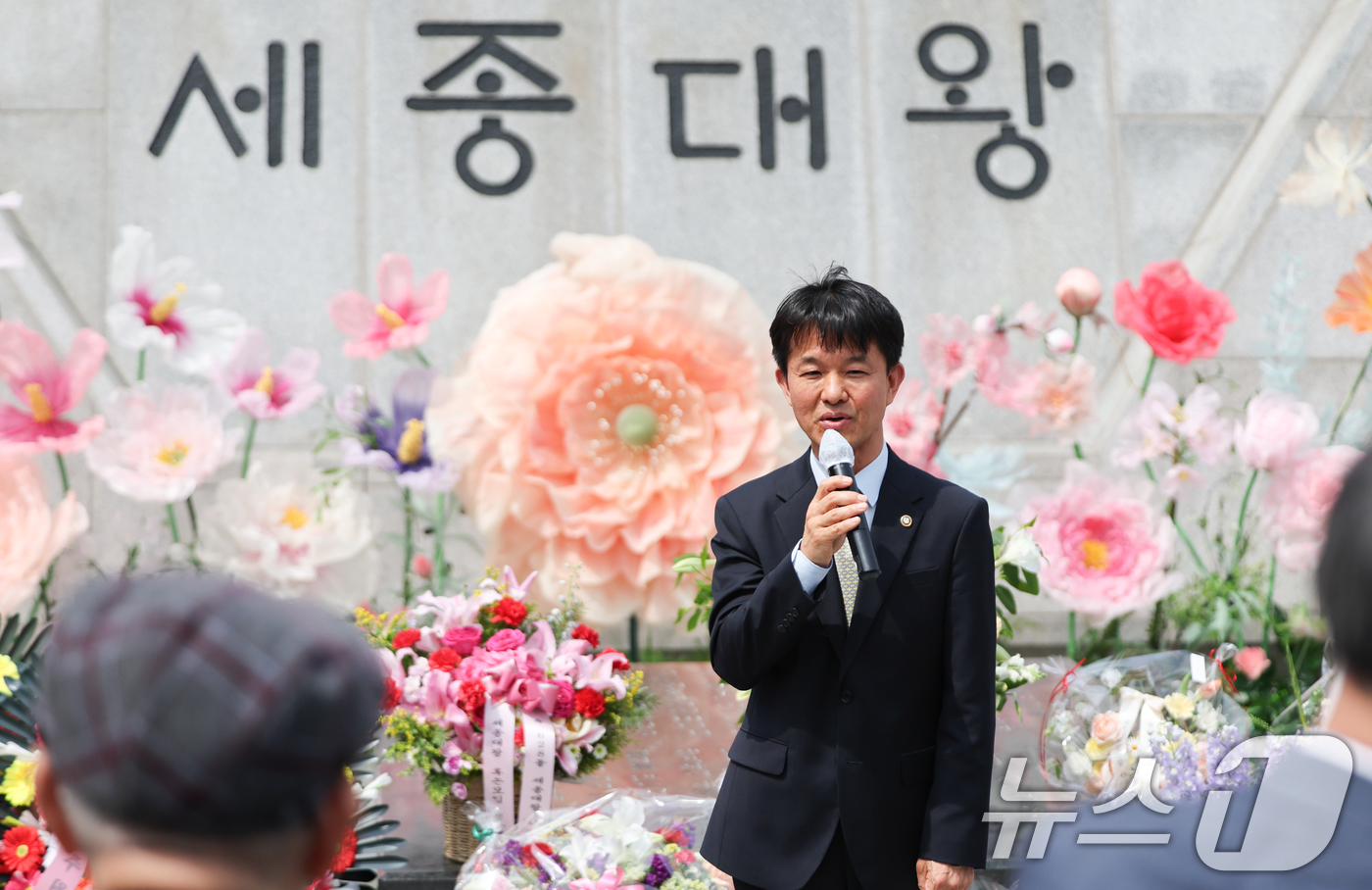 (서울=뉴스1) 허경 기자 = 용호성 문화체육관광부 제1차관이 14일 서울 종로구 광화문광장 세종대왕 동상 앞에서 열린 세종대왕 나신 날 시민참여 생일축하 행사에서 축사를 하고 있 …