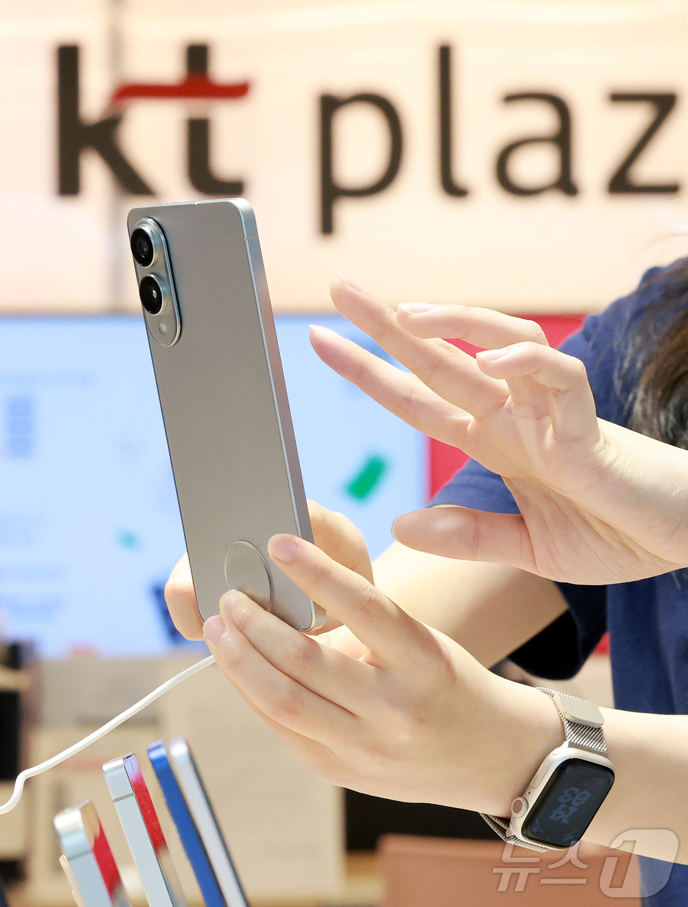 (서울=뉴스1) 김진환 기자 = 14일 오후 서울 종로구 KT플라자 광화문중앙점에서 관계자들이 ‘갤럭시 S25 엣지’를 둘러보고 있다.KT가 이날부터 오는 20일까지 전국 KT 매 …
