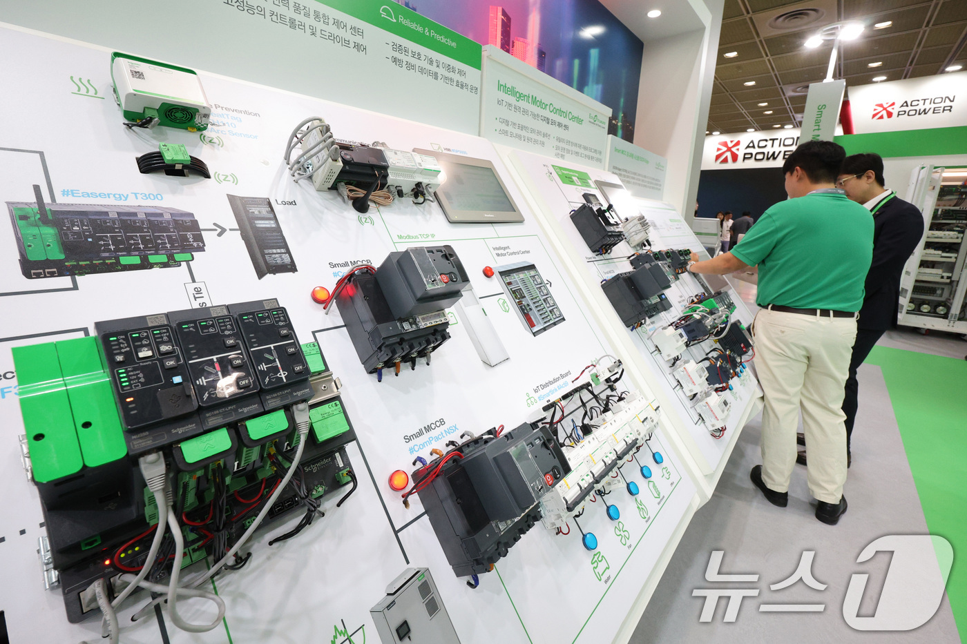 (서울=뉴스1) 신웅수 기자 = 14일 서울 강남구 코엑스에서 열린 국제 전기전력 전시회에서 관람객들이 다양한 전기 용품을 살펴보고 있다. 2025.5.14/뉴스1