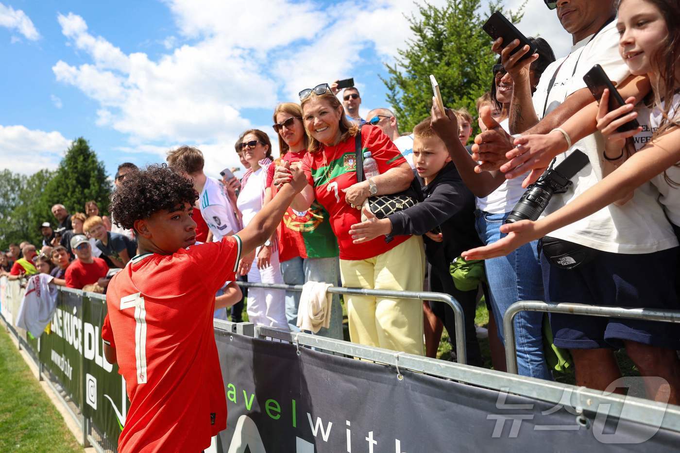본문 이미지 - 데뷔전을 치른 호날두 주니어&#40;왼쪽&#41;ⓒ AFP=뉴스1