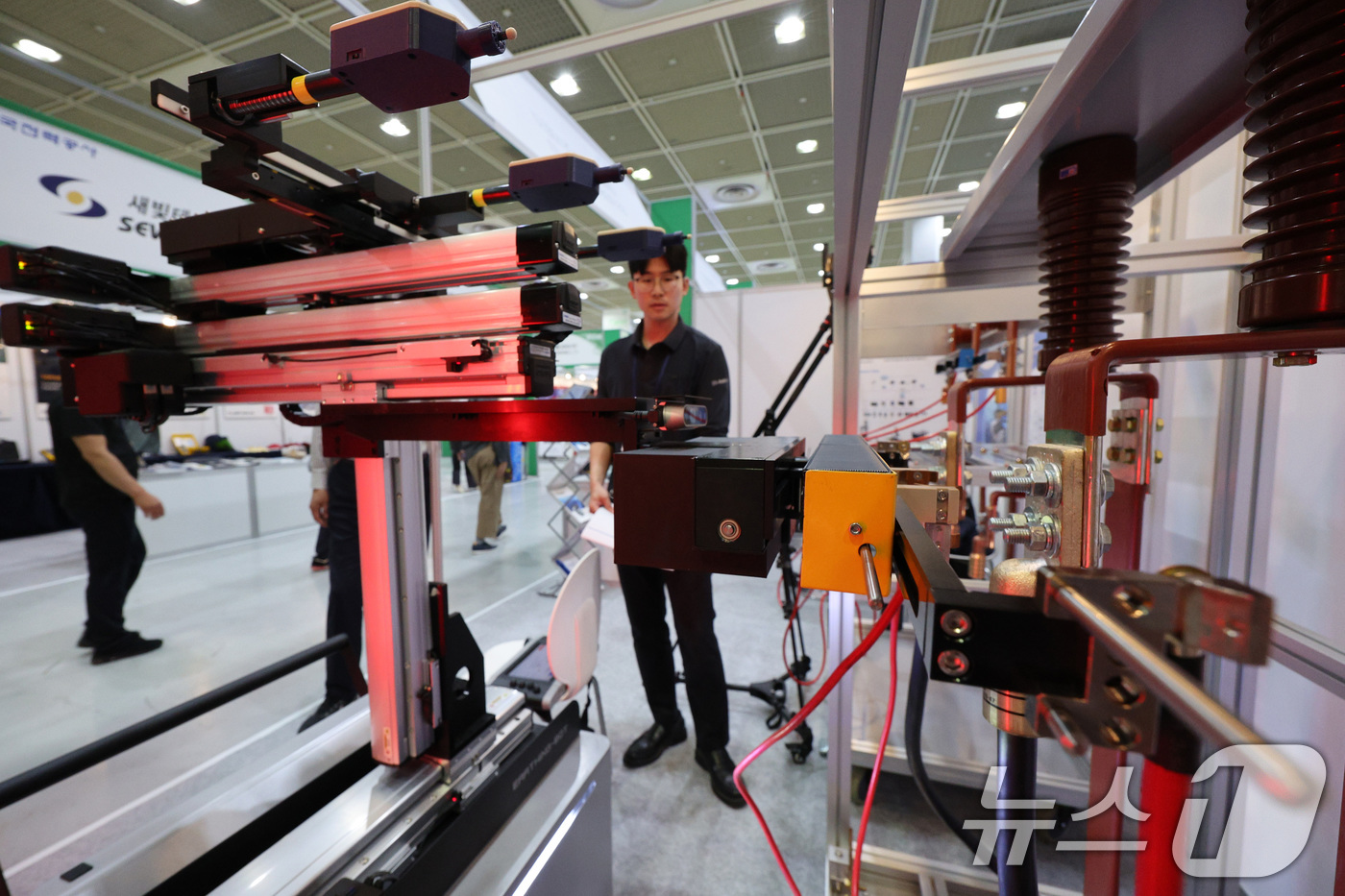 (서울=뉴스1) 신웅수 기자 = 14일 서울 강남구 코엑스에서 열린 국제 전기전력 전시회에서 관람객들이 전기 설비에 사용되는 로봇을 살펴보고 있다. 2025.5.14/뉴스1