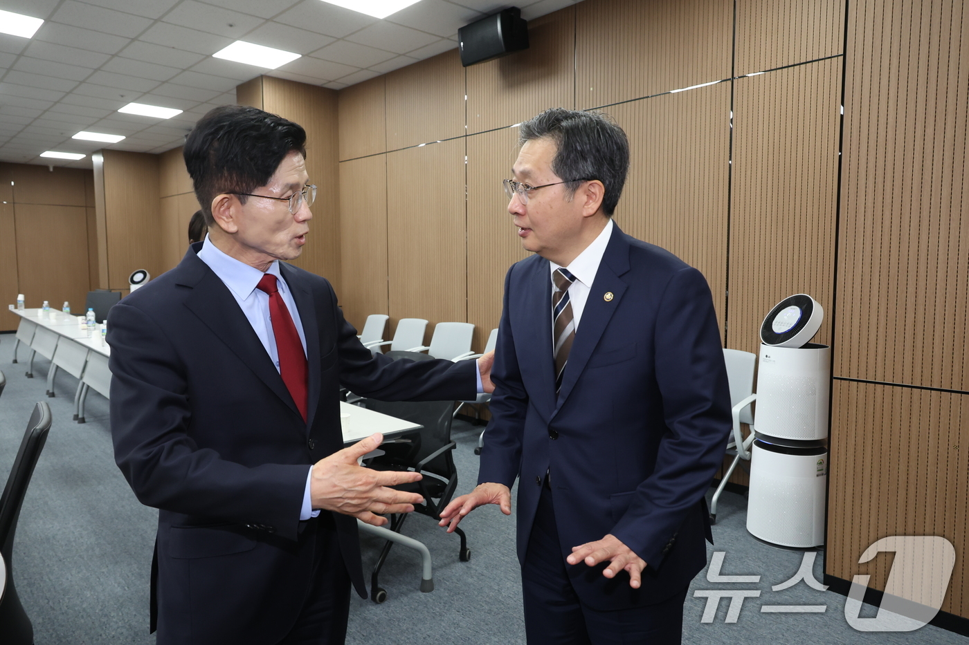 (창원=뉴스1) 김민지 기자 = 김문수 국민의힘 대통령 후보가 14일 경남 사천시 우주항공청을 방문해 간담회를 마친 뒤 윤영빈 청장과 대화를 나누고 있다.(공동취재) 2025.5. …