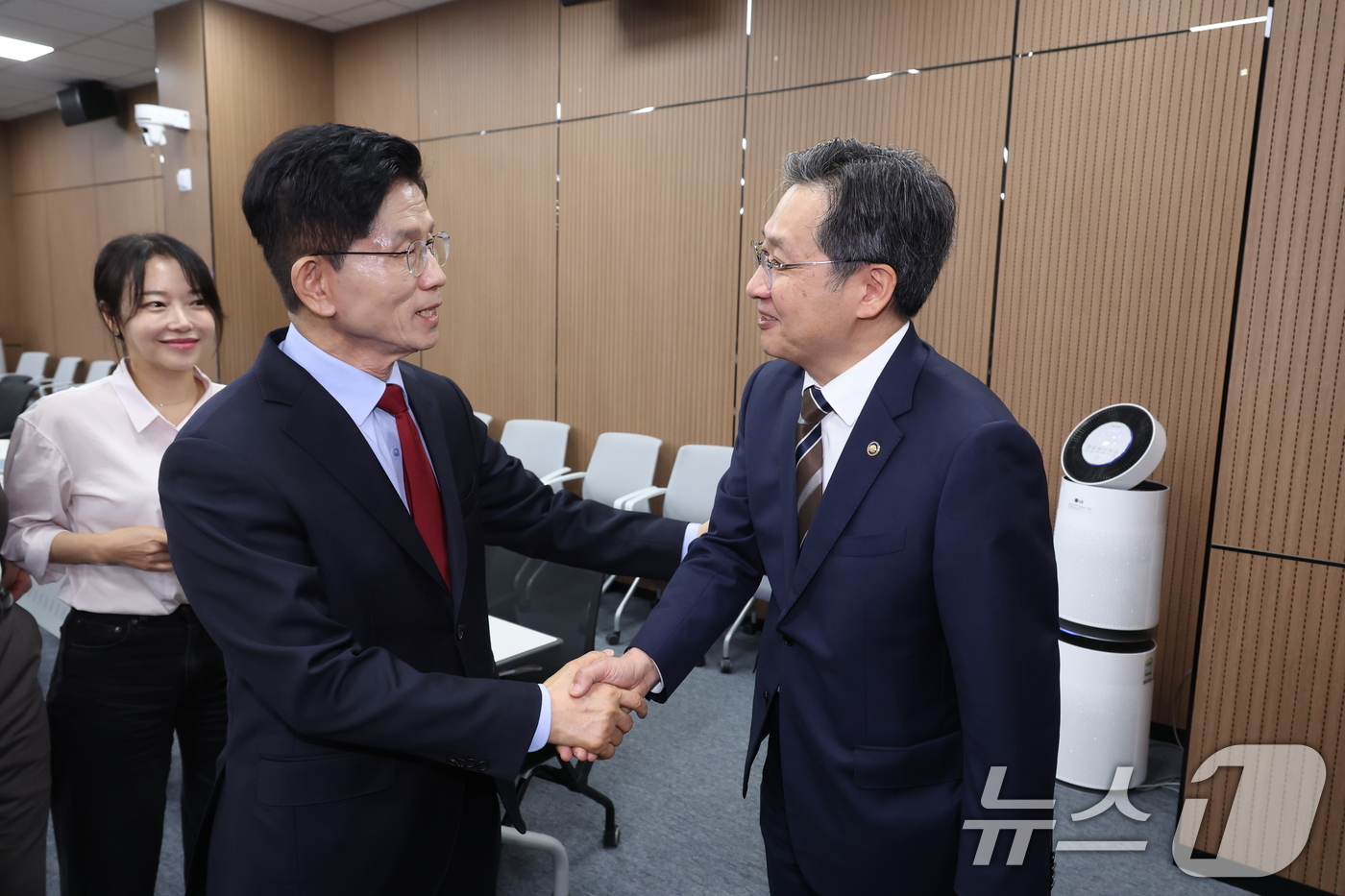 (창원=뉴스1) 김민지 기자 = 김문수 국민의힘 대통령 후보가 14일 경남 사천시 우주항공청을 방문해 간담회를 마친 뒤 윤영빈 청장과 대화를 나누고 있다.(공동취재) 2025.5. …