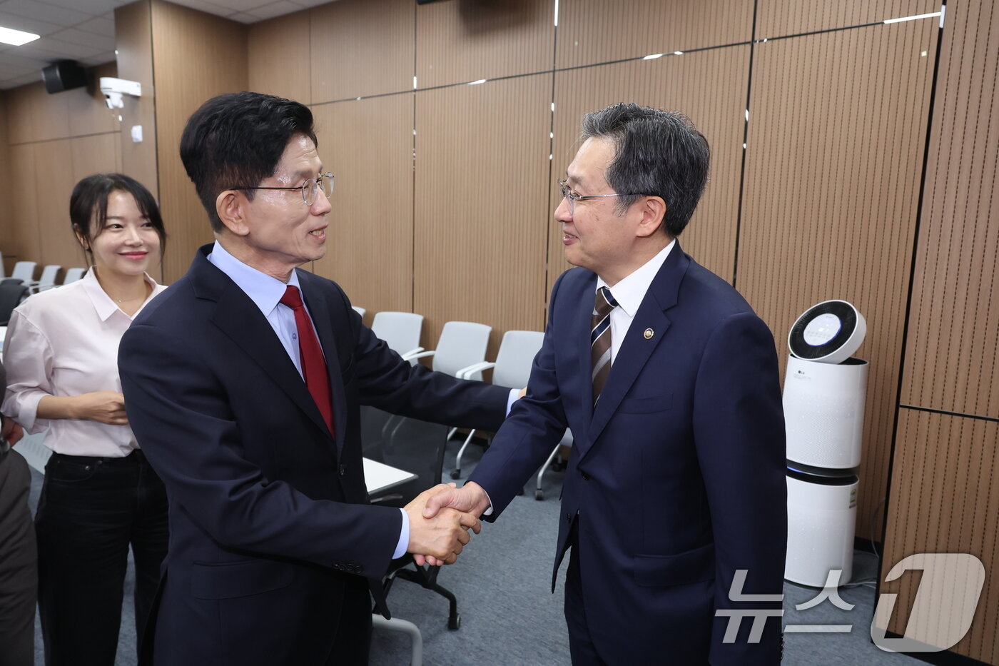 본문 이미지 - 김문수 국민의힘 대통령 후보가 14일 경남 사천시 우주항공청을 방문해 간담회를 마친 뒤 윤영빈 청장과 대화를 나누고 있다.&#40;공동취재&#41; 2025.5.14/뉴스1 ⓒ News1 김민지 기자