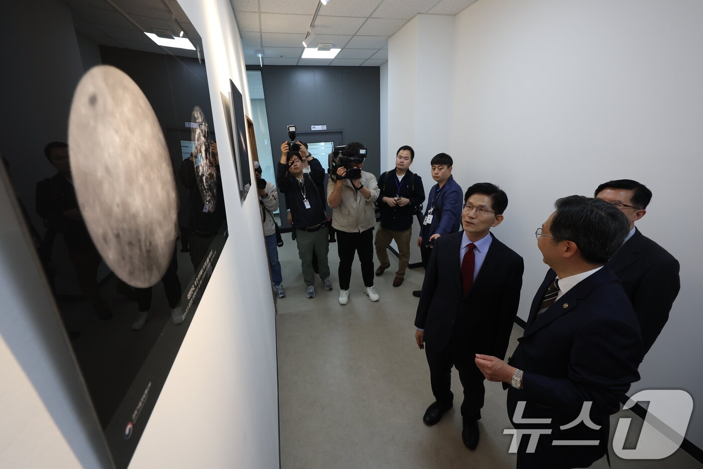 본문 이미지 - 김문수 국민의힘 대통령 후보가 14일 경남 사천시 우주항공청을 방문해 윤영빈 청장에게 달을 비롯한 우주의 모습이 담긴 사진에 대한 설명을 듣고 있다.&#40;공동취재&#41; 2025.5.14/뉴스1 ⓒ News1 김민지 기자