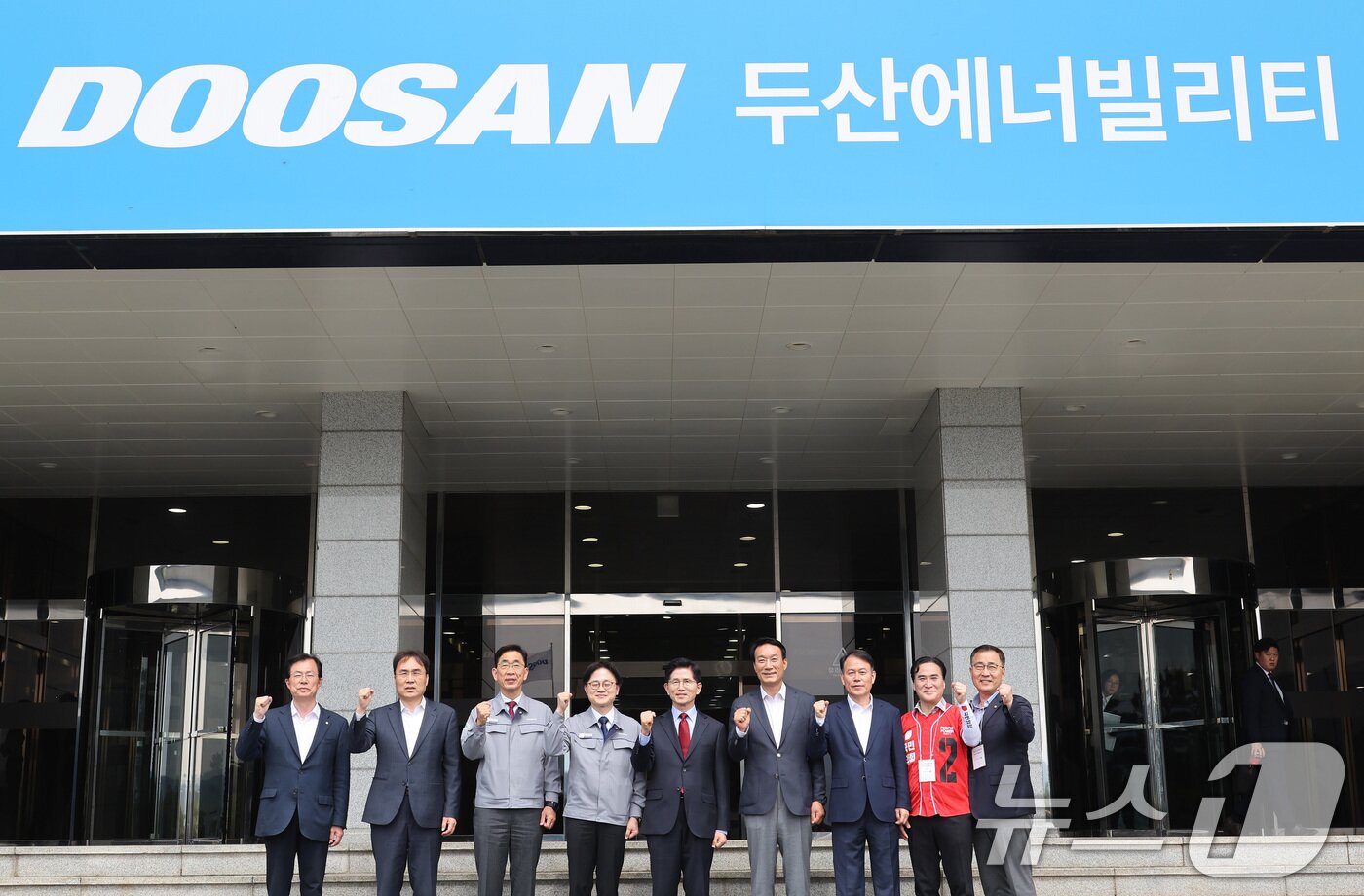 본문 이미지 - 김문수 국민의힘 대통령 후보가 14일 경남 창원시 두산에너빌리티를 방문해 기념촬영을 하고 있다.&#40;공동취재&#41; 2025.5.14/뉴스1 ⓒ News1 김민지 기자