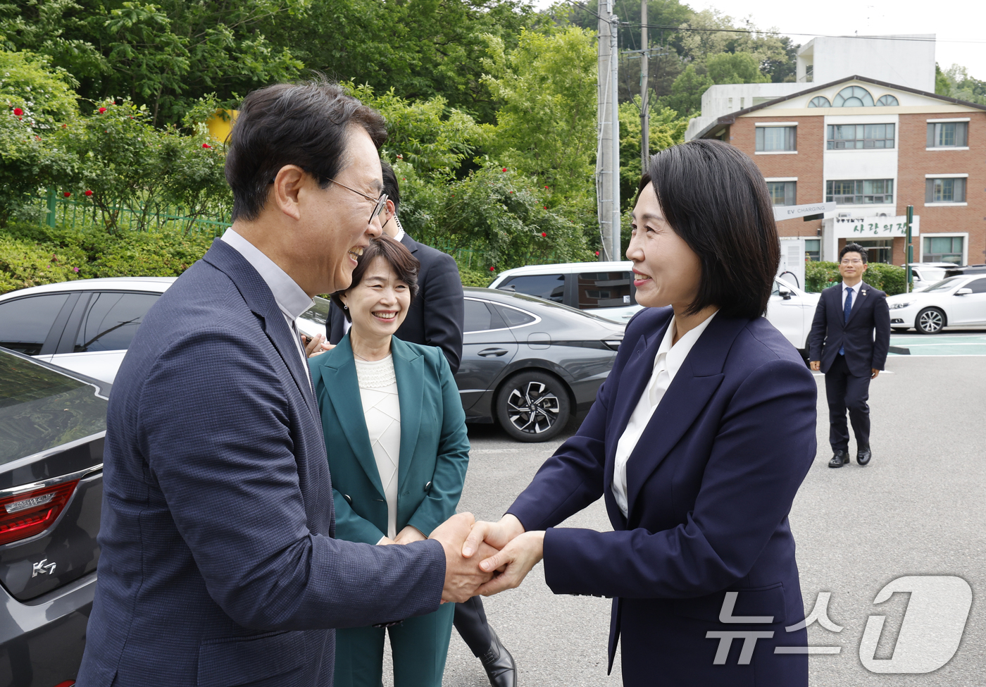 (광주=뉴스1) 김태성 기자 = 이재명 더불어민주당 대통령 후보의 부인 김혜경 여사가 14일 광주시 남구 소화자매원을 찾아 조영대 신부를 만나 인사하고 있다. 2025.5.14/뉴 …