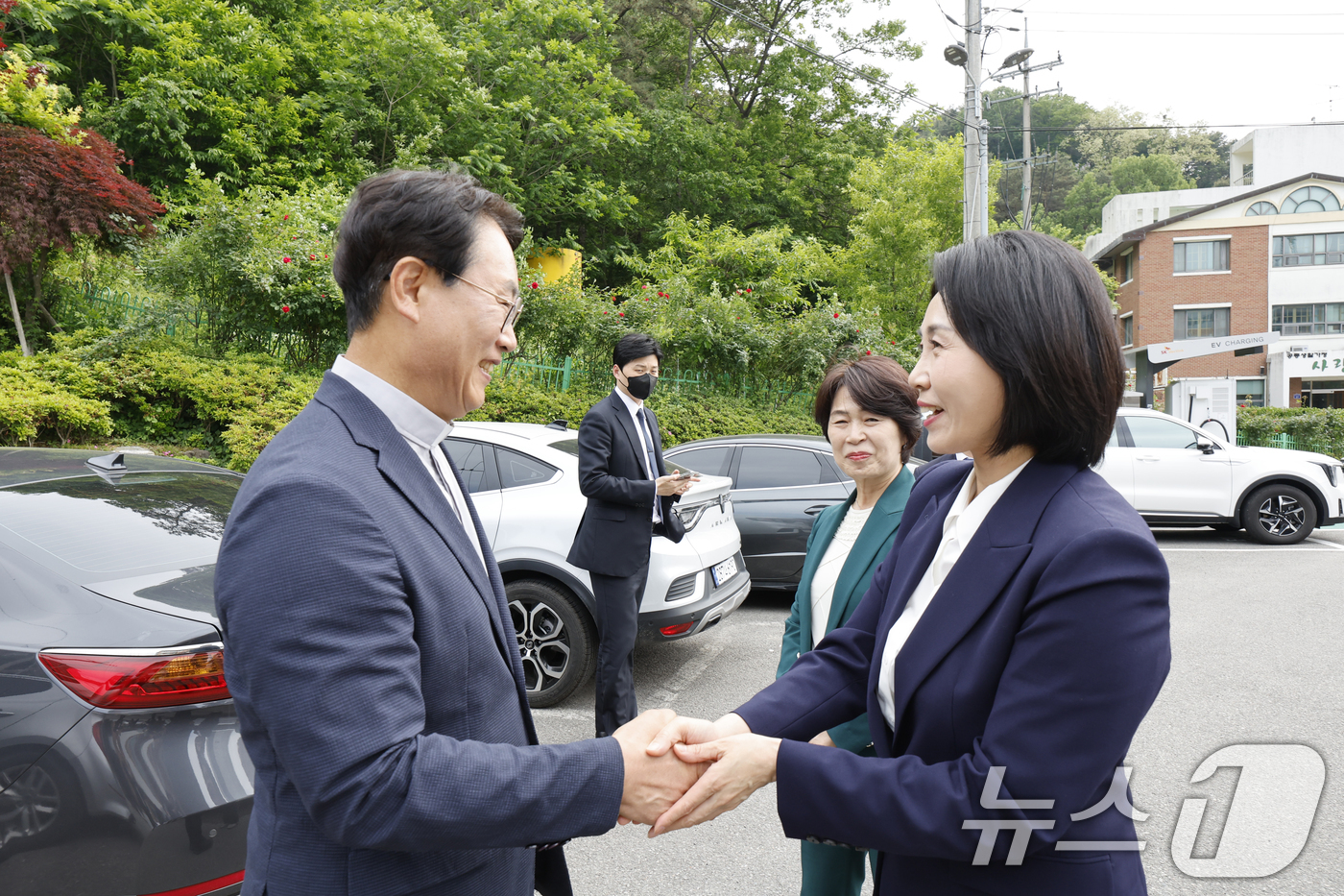 (광주=뉴스1) 김태성 기자 = 이재명 더불어민주당 대통령 후보의 부인 김혜경 여사가 14일 광주시 남구 소화자매원을 찾아 조영대 신부를 만나 인사하고 있다. 2025.5.14/뉴 …