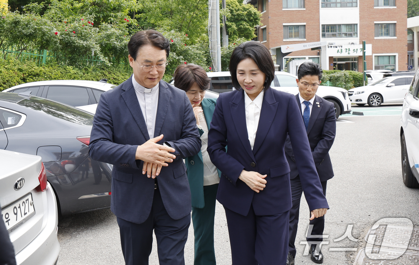 (광주=뉴스1) 김태성 기자 = 이재명 더불어민주당 대통령 후보의 부인 김혜경 여사가 14일 광주시 남구 소화자매원을 찾아 조영대 신부를 만나 이동하고 있다. 2025.5.14/뉴 …