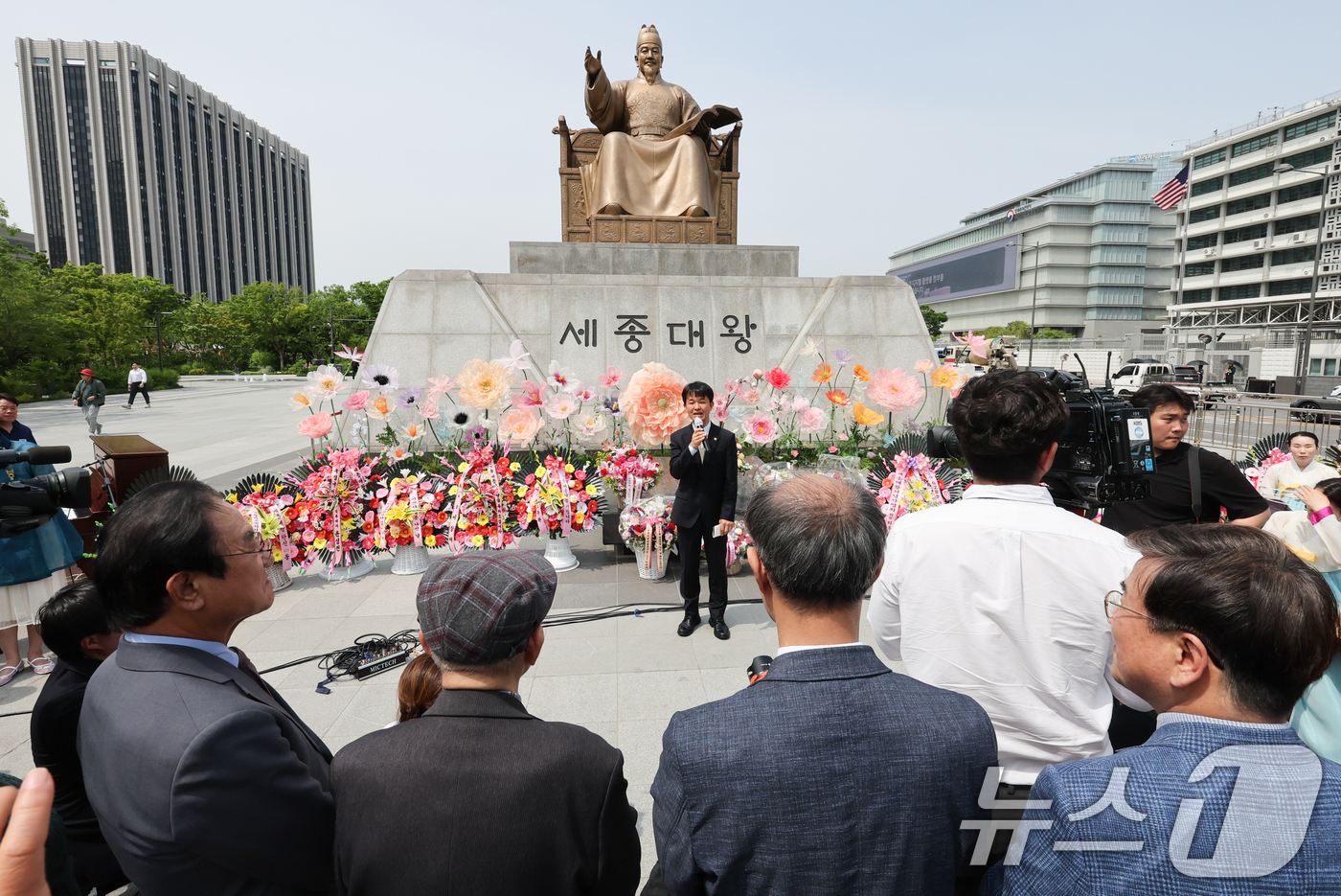 (서울=뉴스1) 허경 기자 = 용호성 문화체육관광부 제1차관이 14일 서울 종로구 광화문광장 세종대왕 동상 앞에서 열린 세종대왕 나신 날 시민참여 생일축하 행사에서 축사를 하고 있 …