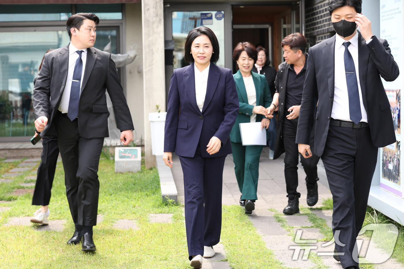 (광주=뉴스1) 이승현 기자 = 이재명 더불어민주당 대통령 후보 부인 김혜경 여사가 14일 광주 남구 양림동에 위치한 오월어머니집을 찾아 어머니들과 환담을 나누고 떠나고 있다. 2 …