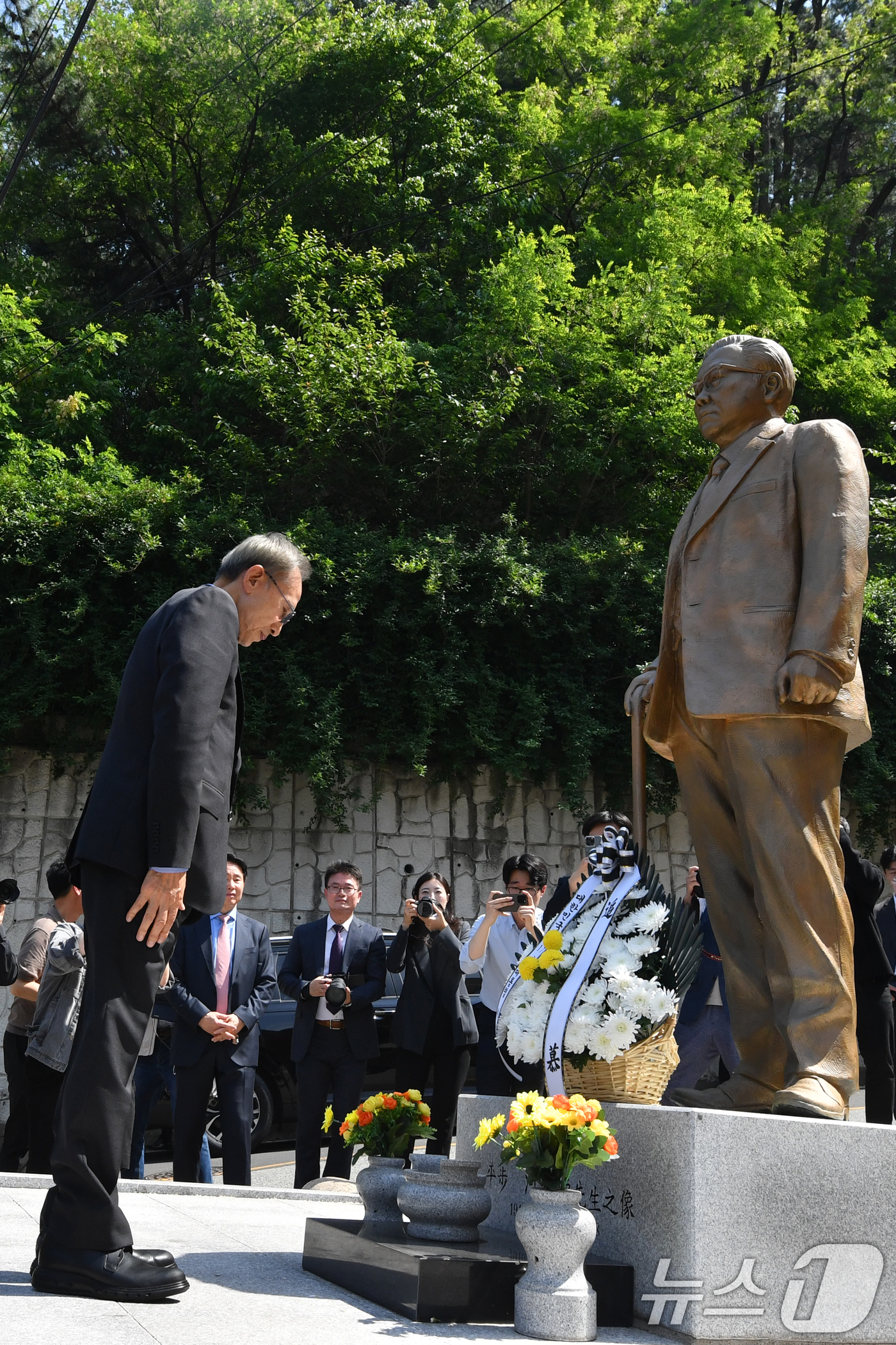 (포항=뉴스1) 최창호 기자 = 이명박 전 대통령이 14일 모교인 경북 포항시 동지고등학교에서 설립 이사장 동상 앞에 헌화 후 묵념하고 있다. 2025.5.14/뉴스1