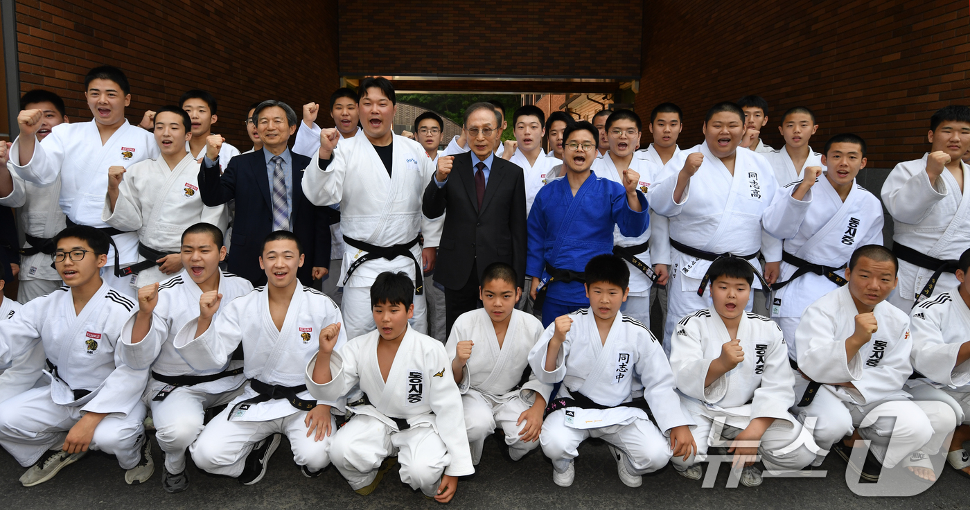 (포항=뉴스1) 최창호 기자 = 이명박 전 대통령이 14일 모교인 경북 포항시 동지고등학교에서 유도부원들과 기념 촬영하고 있다.  2025.5.14/뉴스1