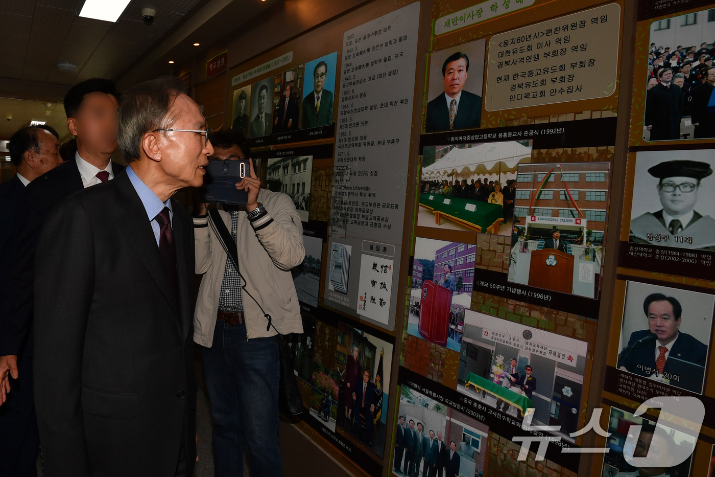 (포항=뉴스1) 최창호 기자 = 이명박 전 대통령이 14일 모교인 경북 포항시 동지고등학교에서 학교 역사를 살펴보고 있다.  2025.5.14/뉴스1