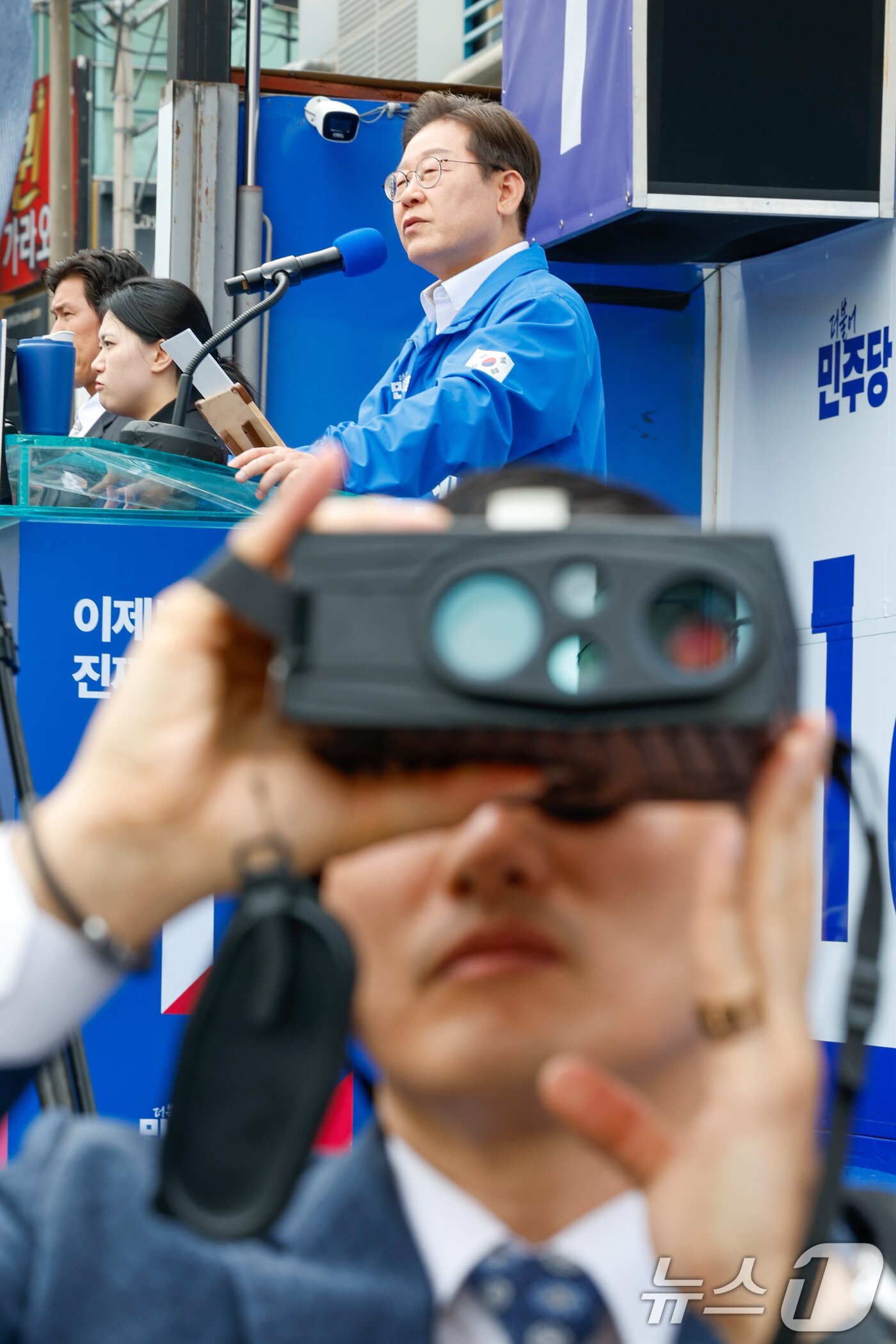 본문 이미지 - 이재명 더불어민주당 대통령 후보가 부산·경남&#40;PK&#41; 지역 유세에 나선 14일 경남 창원시 상남분수광장을 찾아 지지를 호소하는 가운데 경호원이 경계 근무를 서고 있다. 2025.5.14/뉴스1 ⓒ News1 안은나 기자