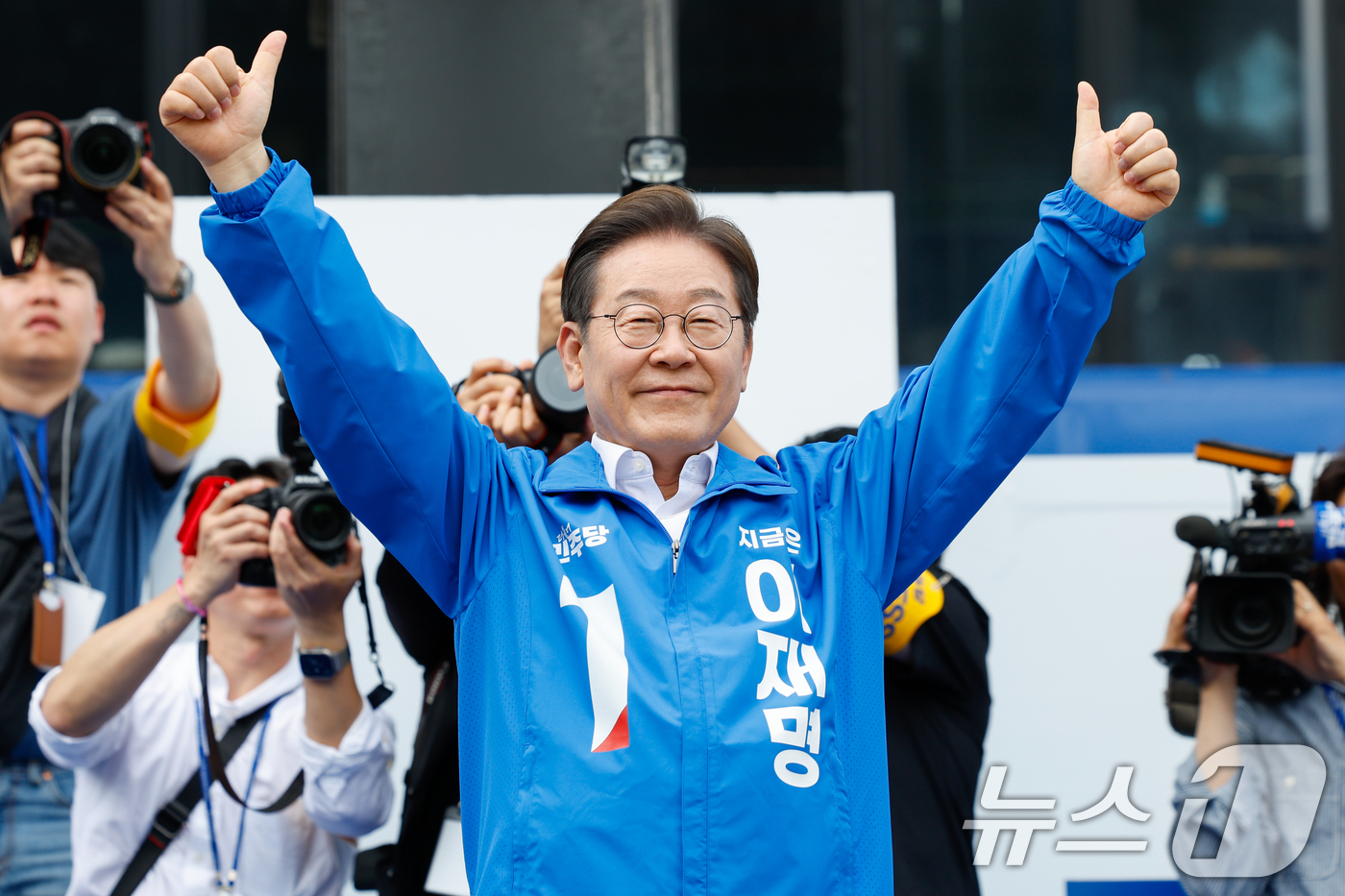 (창원=뉴스1) 안은나 기자 = 이재명 더불어민주당 대통령 후보가 부산·경남(PK) 지역 유세에 나선 14일 경남 창원시 상남분수광장을 찾아 연설을 마친 뒤 인사하고 있다. 202 …