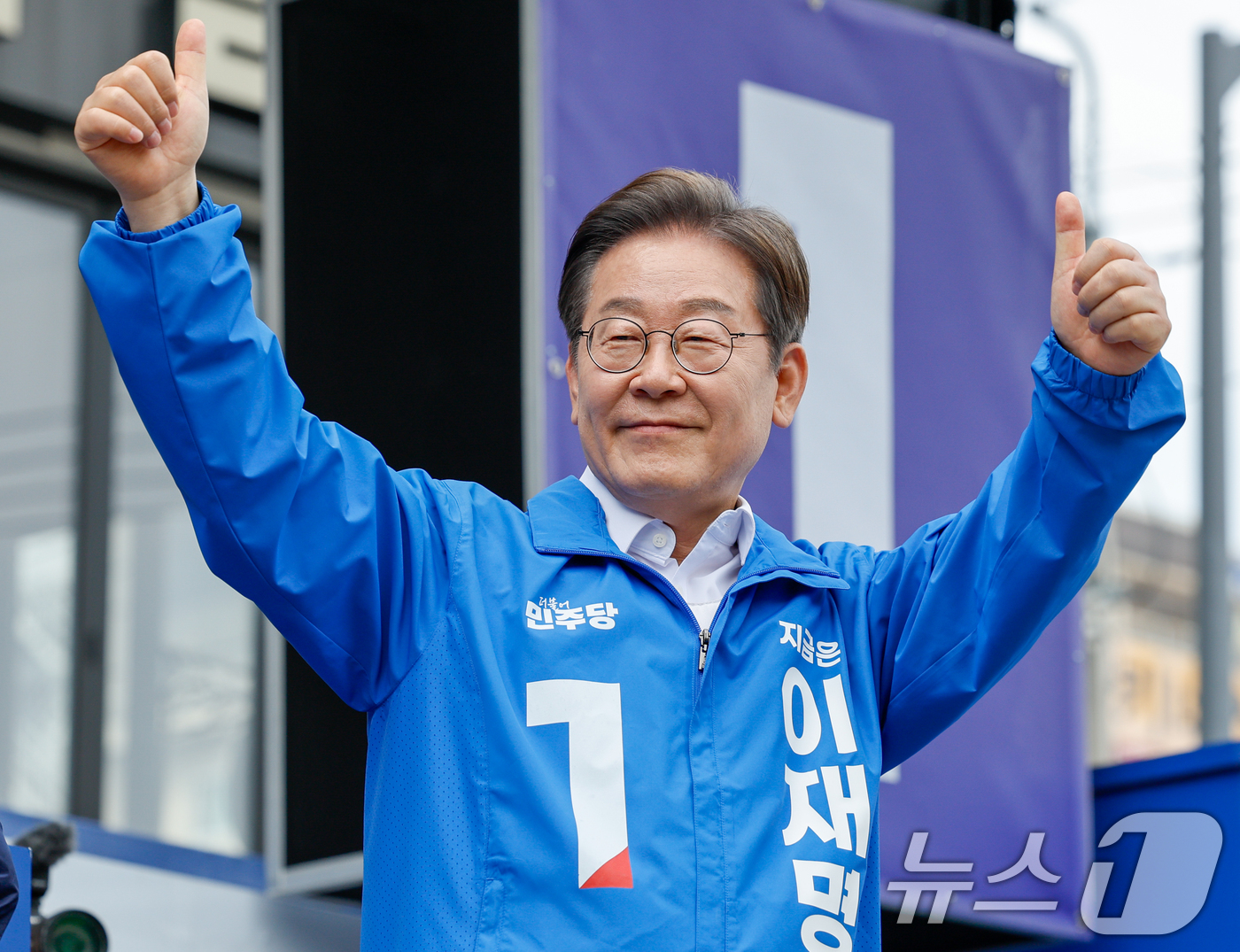 (창원=뉴스1) 안은나 기자 = 이재명 더불어민주당 대통령 후보가 부산·경남(PK) 지역 유세에 나선 14일 경남 창원시 상남분수광장을 찾아 연설을 마친 뒤 인사하고 있다. 202 …