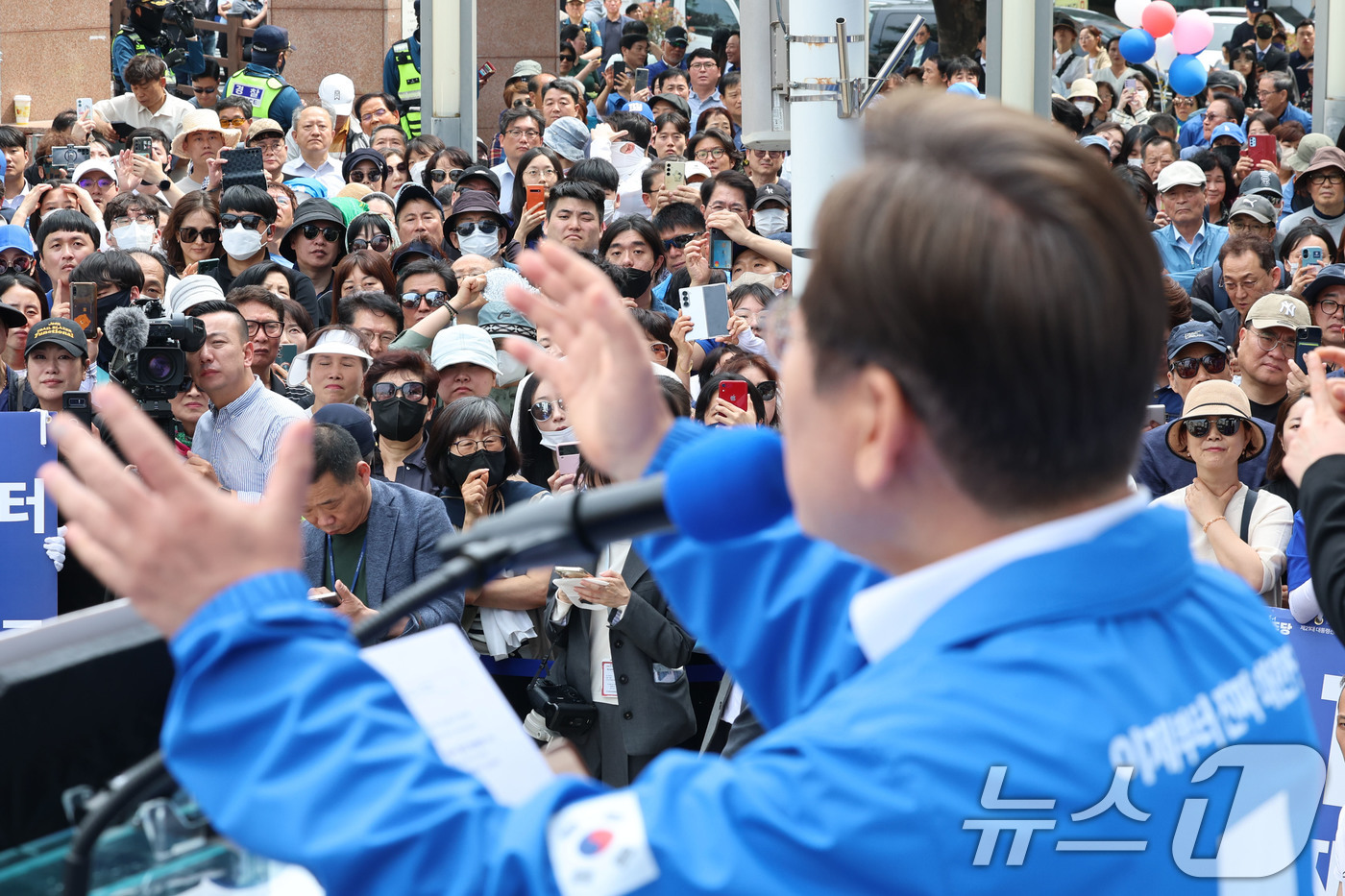 (창원=뉴스1) 안은나 기자 = 이재명 더불어민주당 대선 후보가 14일 경남 창원시 상남분수광장에서 열린 집중유세에서 지지호소를 하고 있는 가운데 지지자들이 지켜보고 있다. (공동 …