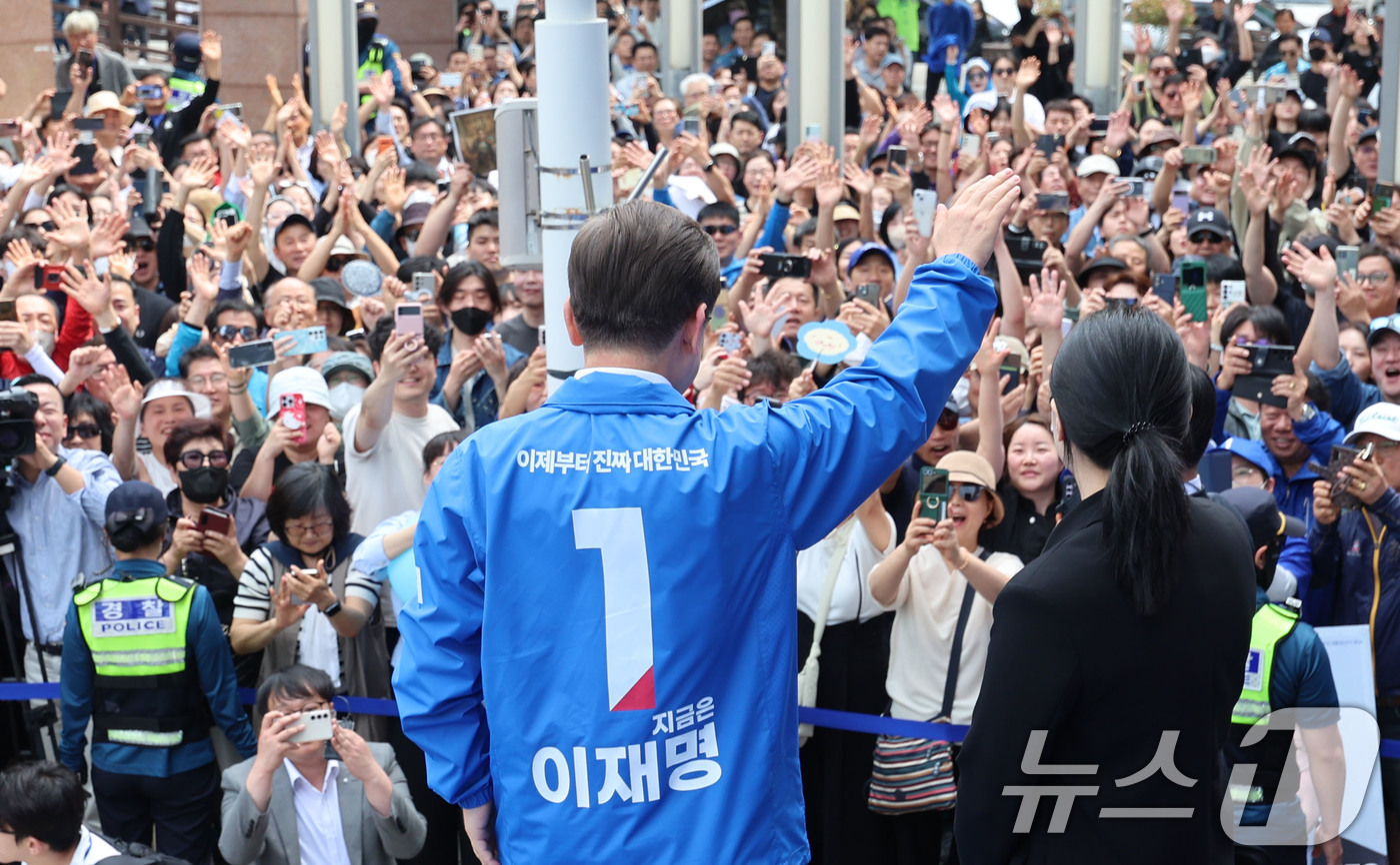 (창원=뉴스1) 안은나 기자 = 이재명 더불어민주당 대통령 후보가 민주당 험지로 꼽히는 부산·경남(PK) 지역 유세에 나선 14일 경남 창원시 상남분수광장을 찾아 지지를 호소하고 …