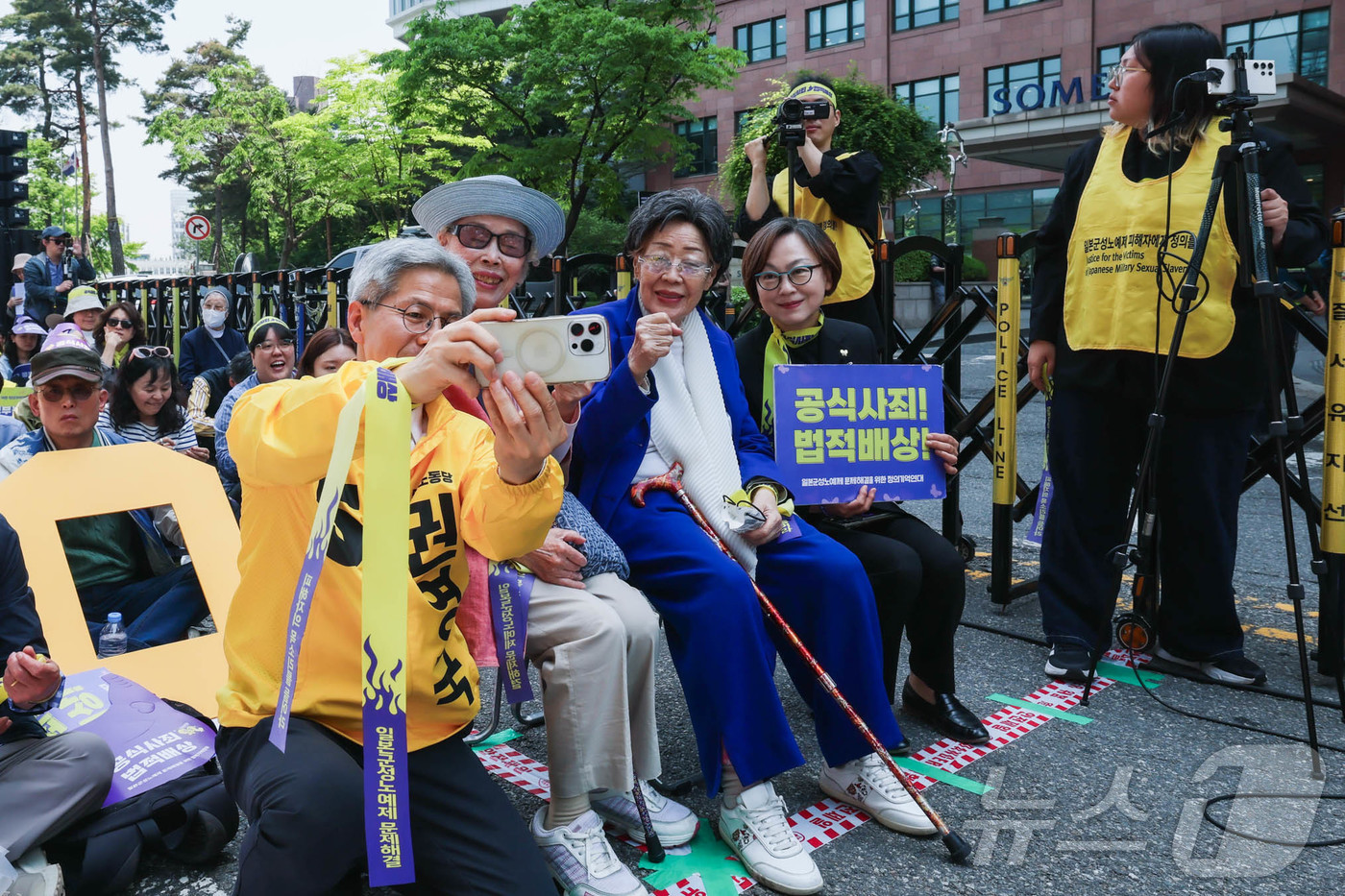 (서울=뉴스1) = 권영국 민주노동당 대통령 후보가 14일 서울 종로구 일본대사관 앞에서 열린 '1700차 일본군 성노예제 문제 해결을 위한 정기 수요시위'에서 이용수 할머니 등과 …