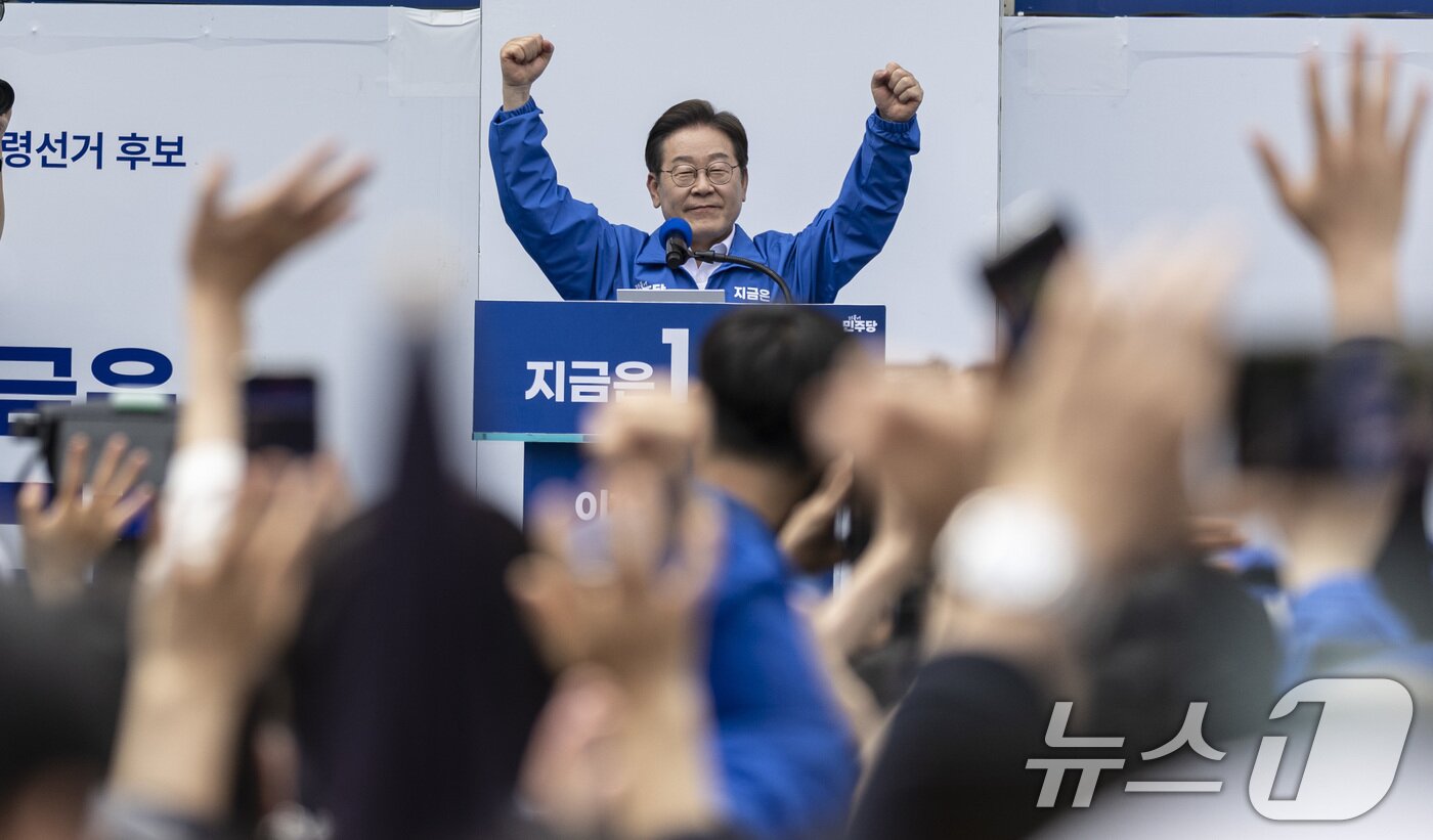 본문 이미지 - 이재명 더불어민주당 대통령 후보가 민주당 험지로 꼽히는 부산·경남&#40;PK&#41; 지역 유세에 나선 14일 경남 창원시 상남분수광장을 찾아 지지를 호소하고 있다. &#40;공동취재&#41; 2025.5.14/뉴스1 ⓒ News1 안은나 기자