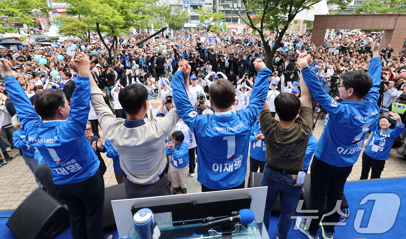 (창원=뉴스1) 안은나 기자 = 이재명 더불어민주당 대통령 후보가 민주당 험지로 꼽히는 부산·경남(PK) 지역 유세에 나선 14일 경남 창원시 상남분수광장에서 집중유세를 갖고 김경 …