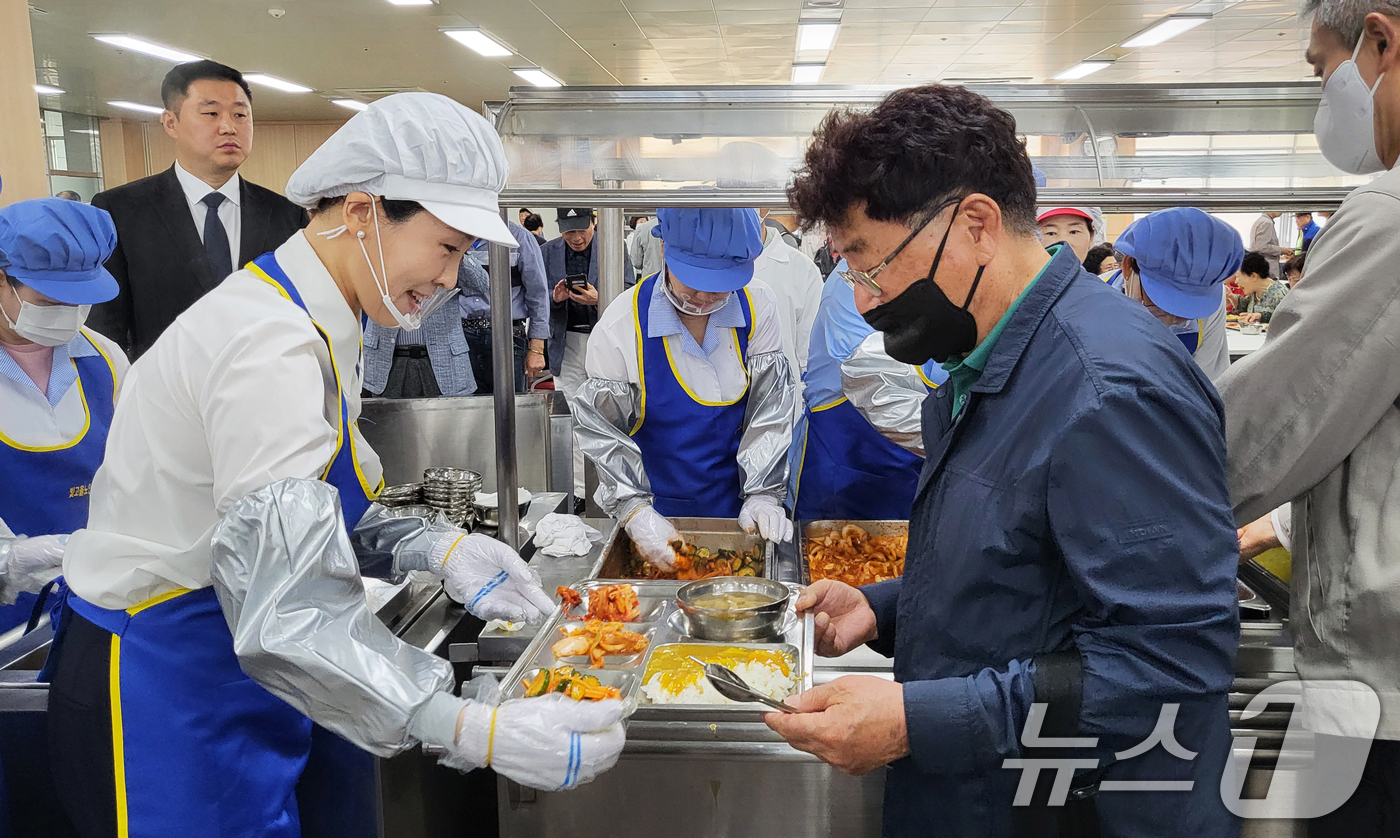 (광주=뉴스1) 박준배 기자 = 이재명 더불어민주당 대통령 후보 부인인 김혜경 여사가 14일 광주 남구 빛고을 노인건강타운을 깜짝 방문해 음식을 나누는 배식 봉사를 하고 있다.(빛 …