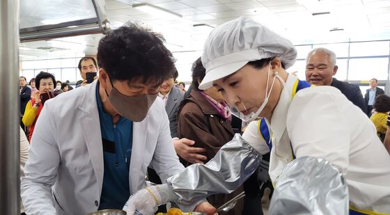김혜경 여사, 빛고을 노인건강타운서 깜짝 배식 봉사