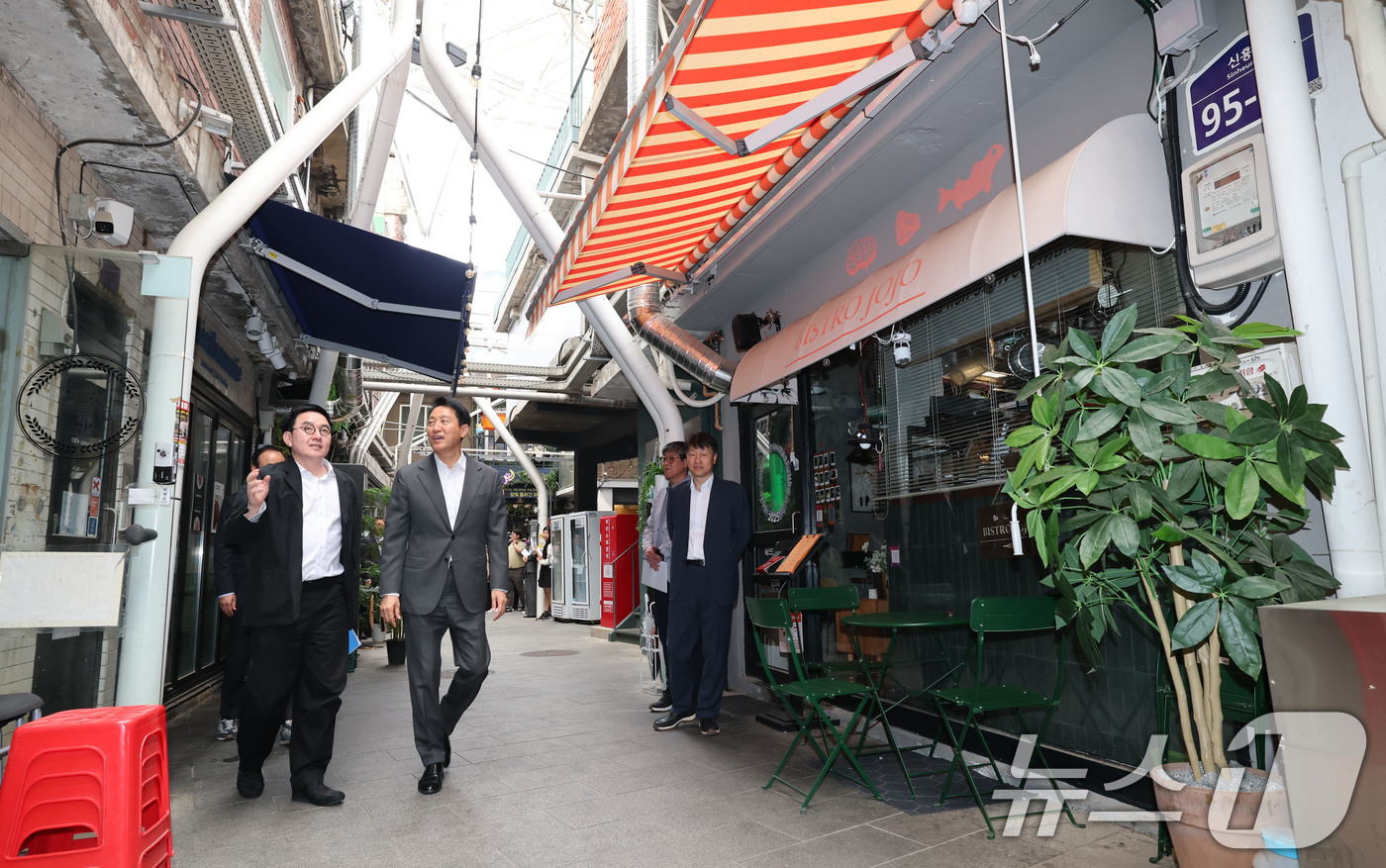 (서울=뉴스1) 박세연 기자 = 오세훈 서울시장이 14일 오후 지난해 서울시 건축상 대상작인 용산구 신흥시장 '클라우드'를 방문해 살펴보고 있다.이번 방문은 건축가들의 현장 의견을 …