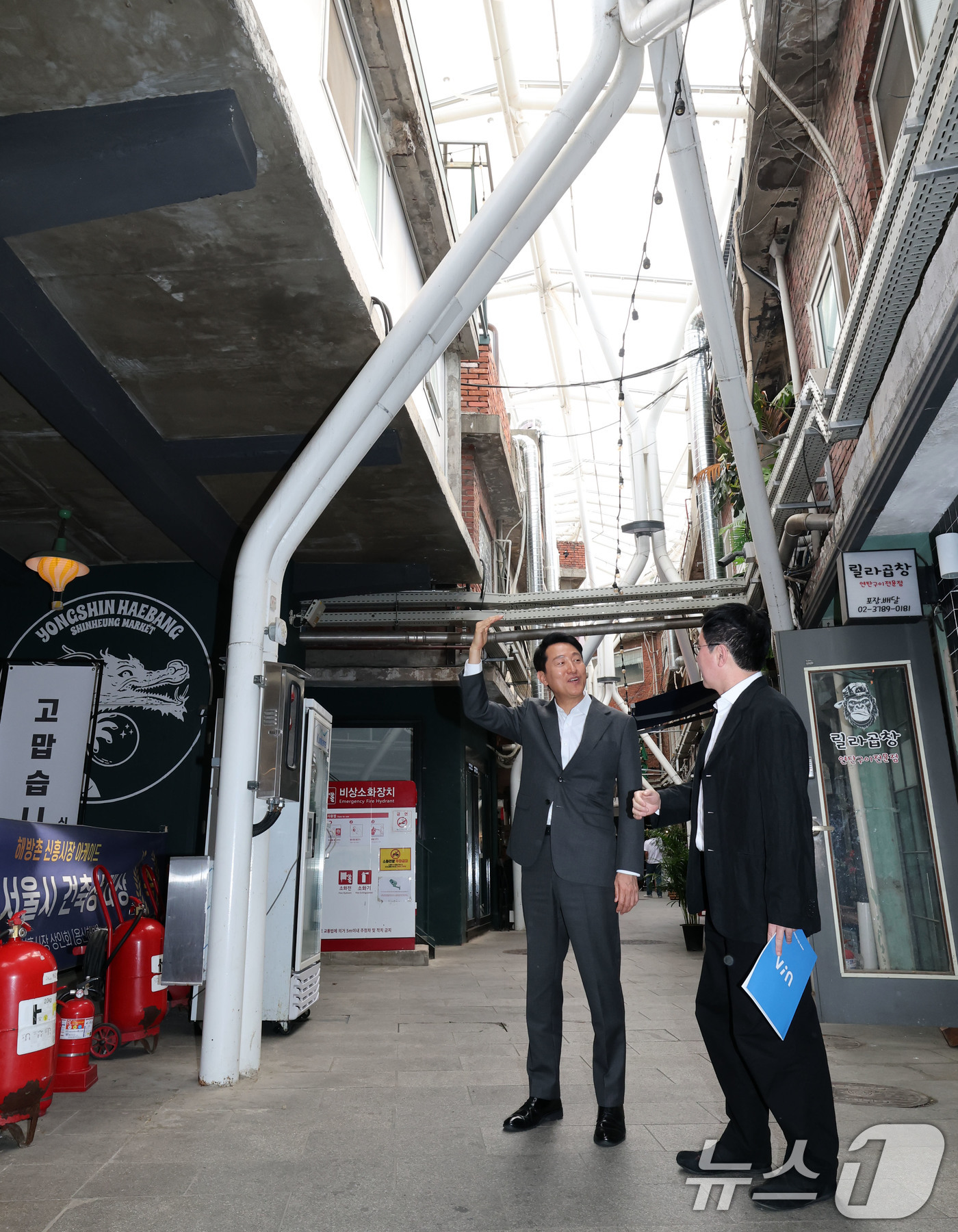 (서울=뉴스1) 박세연 기자 = 오세훈 서울시장이 14일 오후 지난해 서울시 건축상 대상작인 용산구 신흥시장 '클라우드'를 방문해 살펴보고 있다.이번 방문은 건축가들의 현장 의견을 …