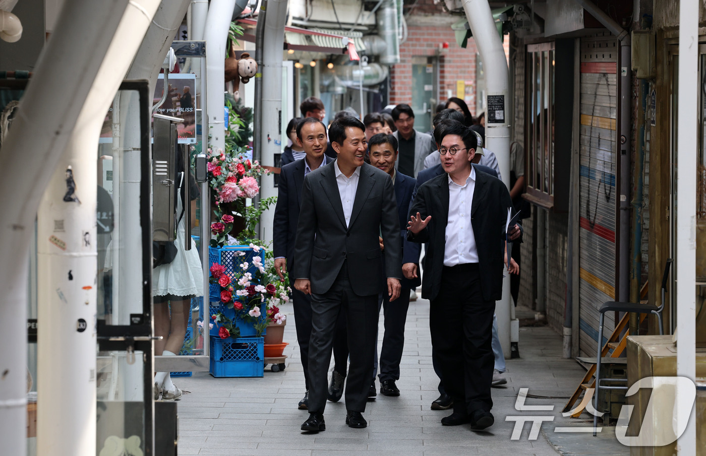 (서울=뉴스1) 박세연 기자 = 오세훈 서울시장이 14일 오후 지난해 서울시 건축상 대상작인 용산구 신흥시장 '클라우드'를 방문해 살펴보고 있다.이번 방문은 건축가들의 현장 의견을 …