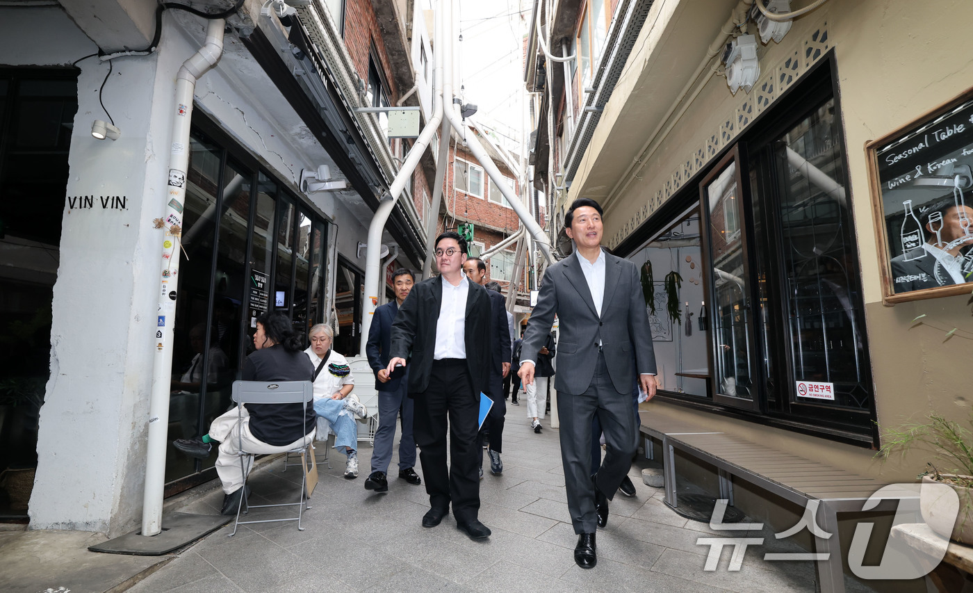 (서울=뉴스1) 박세연 기자 = 오세훈 서울시장이 14일 오후 지난해 서울시 건축상 대상작인 용산구 신흥시장 '클라우드'를 방문해 살펴보고 있다.이번 방문은 건축가들의 현장 의견을 …