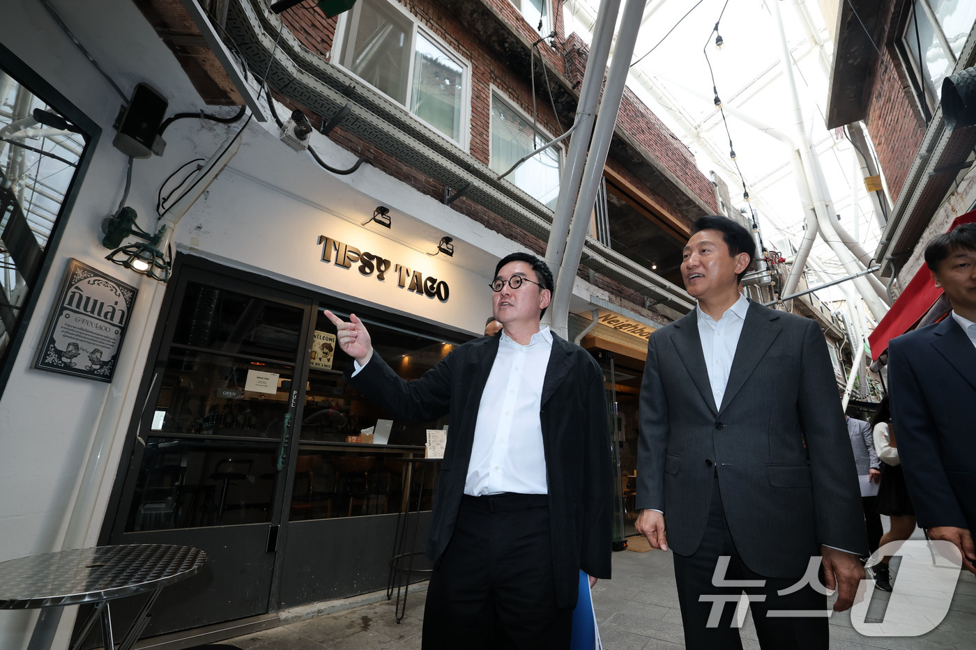 (서울=뉴스1) 박세연 기자 = 오세훈 서울시장이 14일 오후 지난해 서울시 건축상 대상작인 용산구 신흥시장 '클라우드'를 방문해 살펴보고 있다.이번 방문은 건축가들의 현장 의견을 …