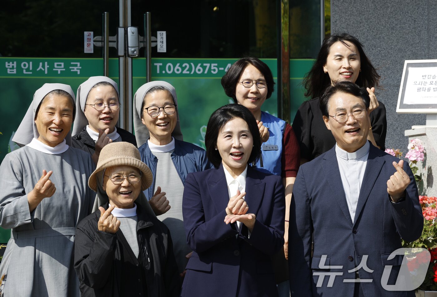 본문 이미지 - 이재명 더불어민주당 대통령 후보의 부인 김혜경 여사가 14일 광주 남구 소화자매원을 찾아 이야기를 나눈 후 조영대 신부, 수녀 등과 기념촬영을 하고 있다. 2025.5.14/뉴스1 ⓒ News1 김태성 기자