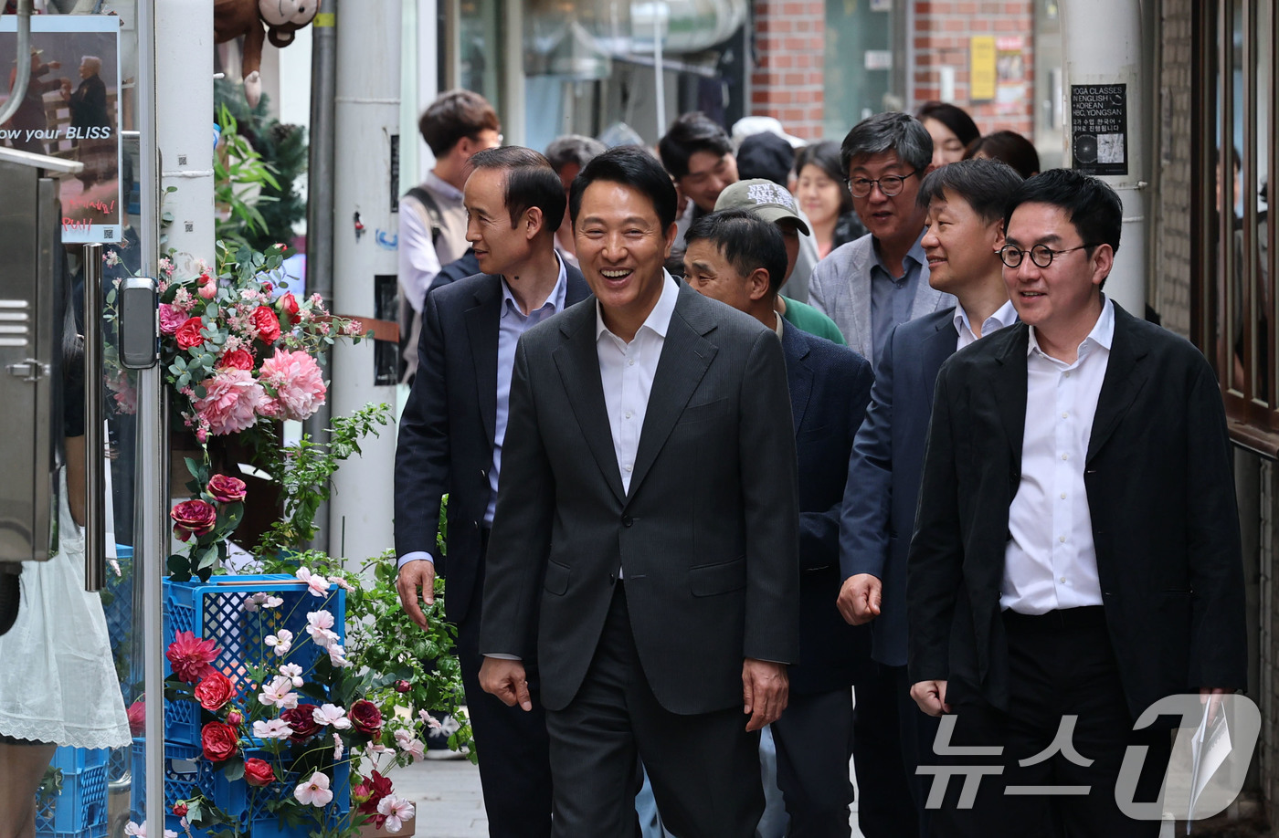 (서울=뉴스1) 박세연 기자 = 오세훈 서울시장이 14일 오후 지난해 서울시 건축상 대상작인 용산구 신흥시장 '클라우드'를 방문해 살펴보고 있다.이번 방문은 건축가들의 현장 의견을 …