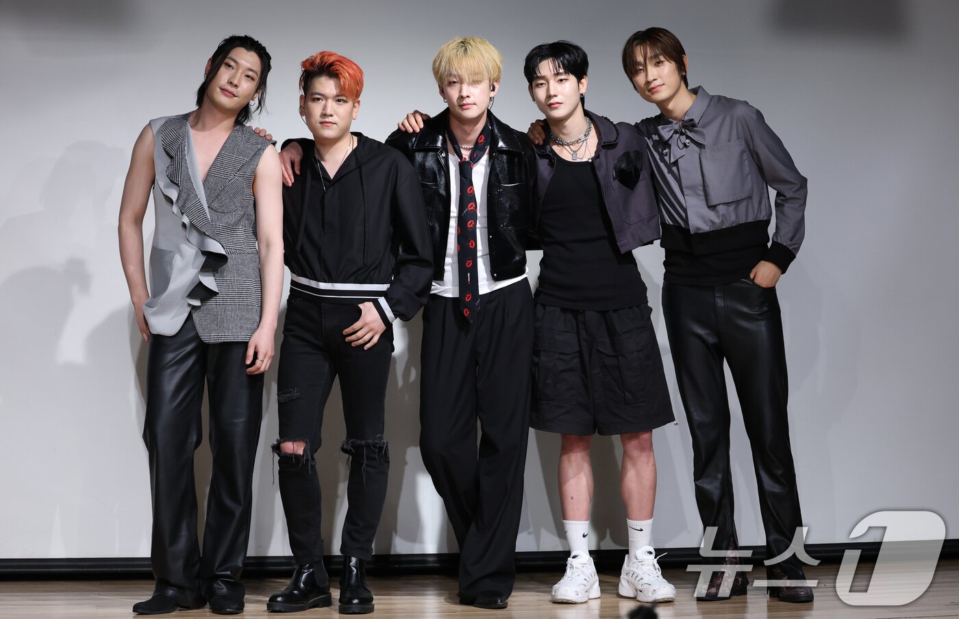 본문 이미지 - 밴드 투지(2Z)의 주논(왼쪽부터)과 뉴본, 호진, 범준, 정현이 14일 서울 금천구 문화정원 아트홀에서 가진 다섯 번째 싱글 'CrossRoad(크로스로드)' 발매 쇼케이스에서 포즈를 취하고 있다. 2025.5.14/뉴스1 ⓒ News1 권현진 기자