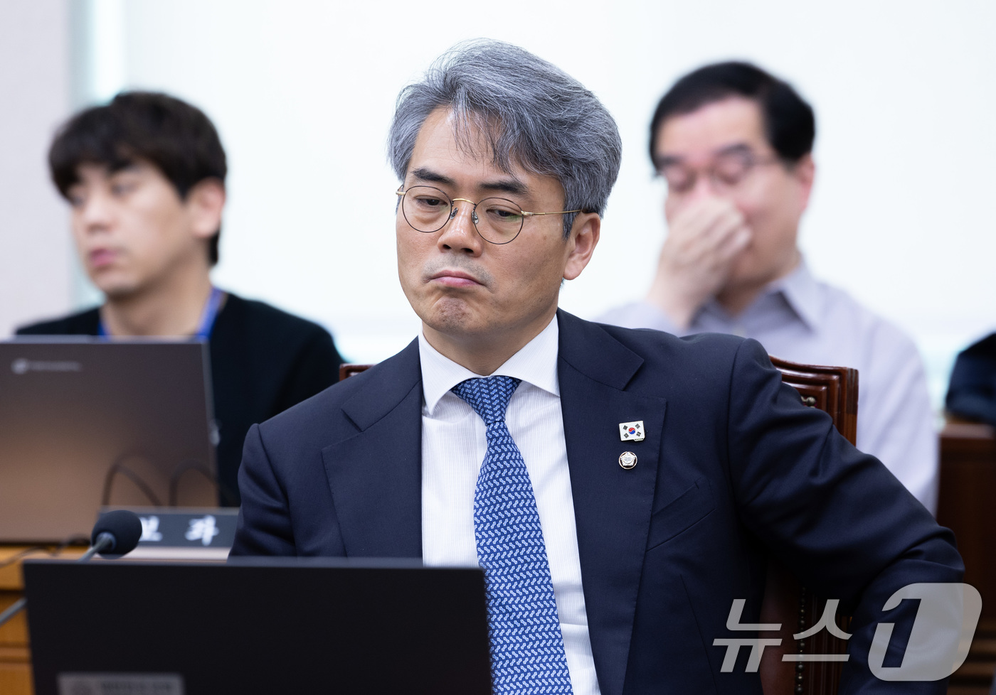(서울=뉴스1) 이재명 기자 = 김기표 더불어민주당 의원이 14일 오후 서울 여의도 국회 법제사법위원회에서 열린 조희대 대법원장 등 사법부의 대선개입 의혹 진상규명 청문회에서 잠시 …