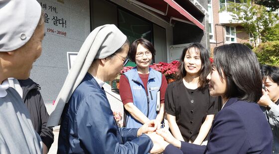 수녀님과 인사나누는 김혜경 여사