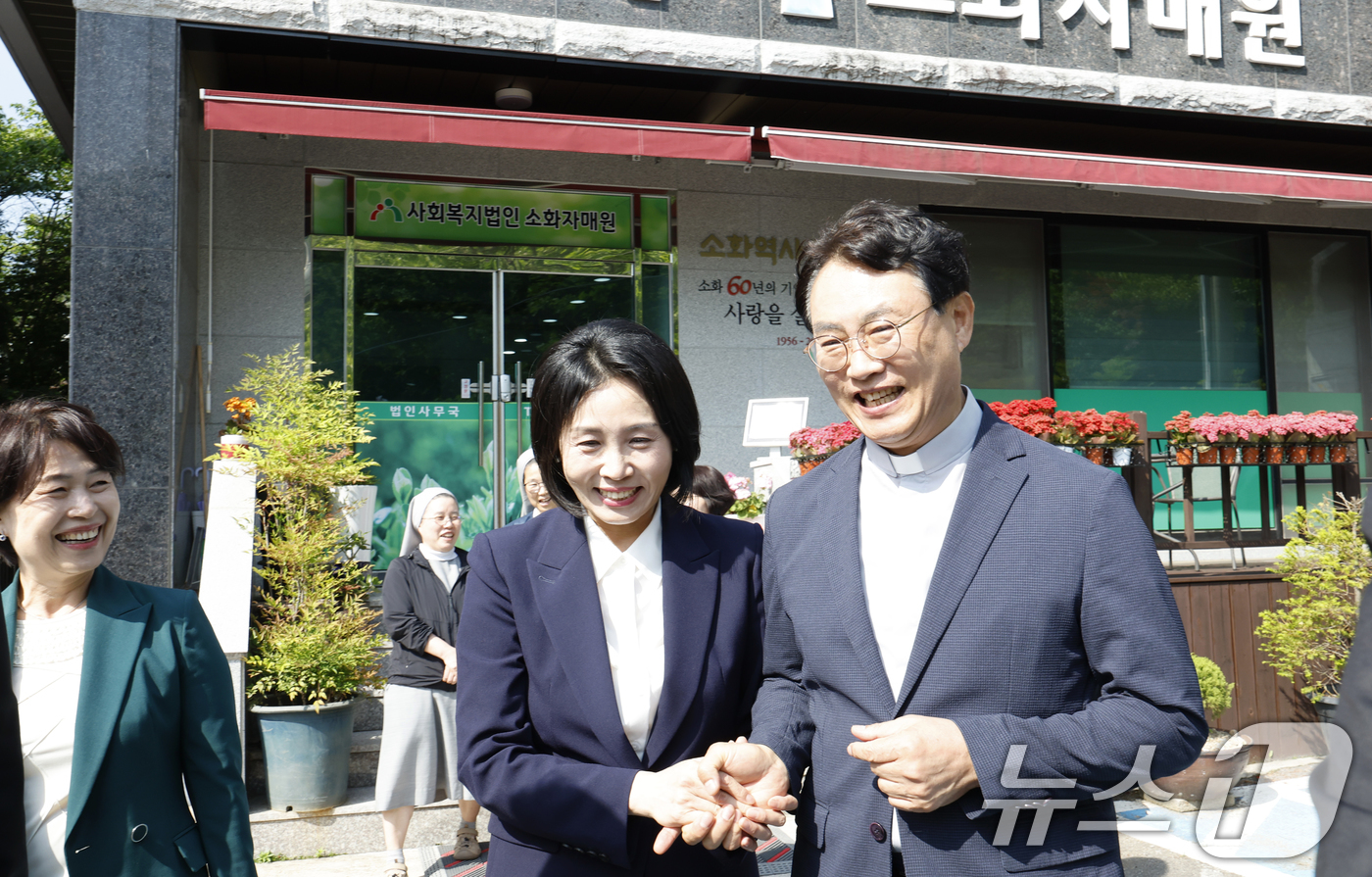 (광주=뉴스1) 김태성 기자 = 이재명 더불어민주당 대통령 후보의 부인 김혜경 여사가 14일 광주시 남구 소화자매원을 찾아 이야기를 나눈 후 조영대 신부와 인사를 나누고 있다. 2 …