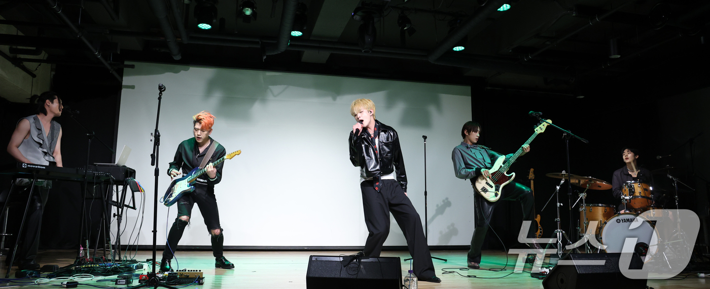 (서울=뉴스1) 권현진 기자 = 밴드 투지(2Z)가 14일 서울 금천구 문화정원 아트홀에서 가진 다섯 번째 싱글  'CrossRoad(크로스로드)' 발매 쇼케이스에서 타이틀곡 ‘C …