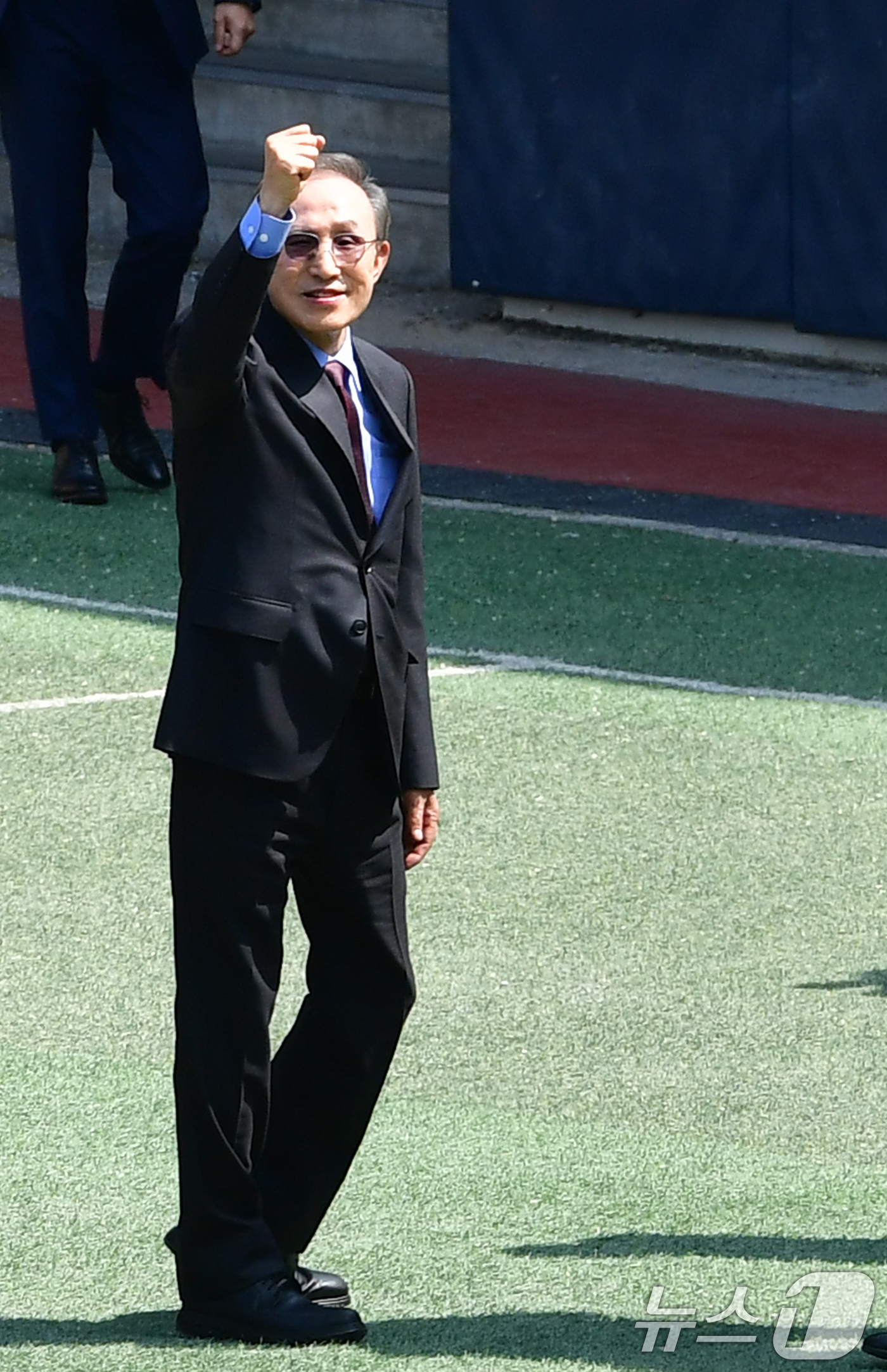 (포항=뉴스1) 최창호 기자 = 이명박 전 대통령이 14일 모교인 경북 포항시 동지고등학교에서 휴배들과 파이팅하고 있다. 2025.5.14/뉴스1