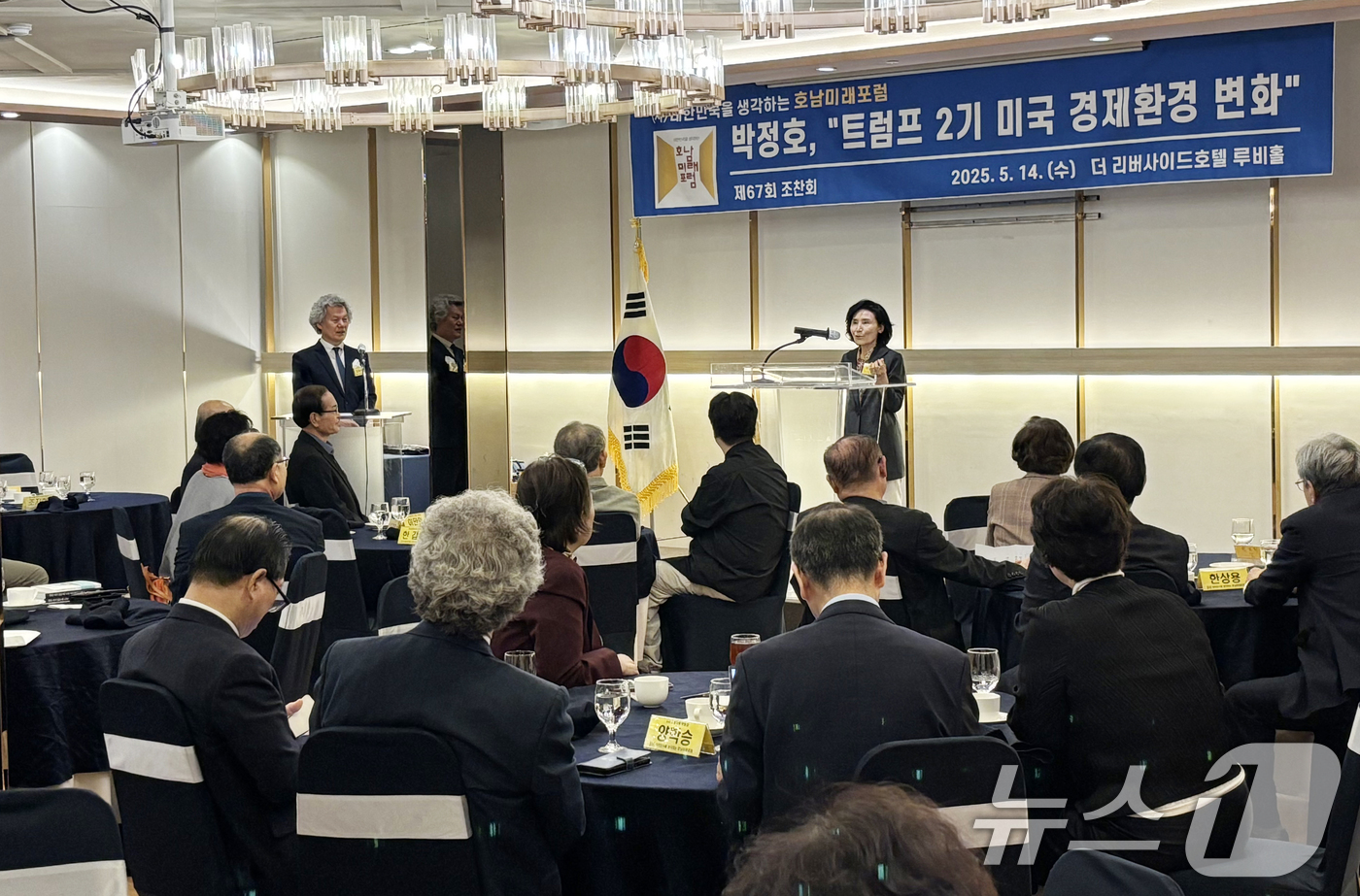 (서울=뉴스1) 이재명 기자 = 김문수 국민의힘 대통령 후보 부인 설난영 여사가 14일 서울 강남구 더리버사이트 호텔에서 열린 대한민국을 사랑하는 호남미래포럼 조찬포럼에 참석해 인 …