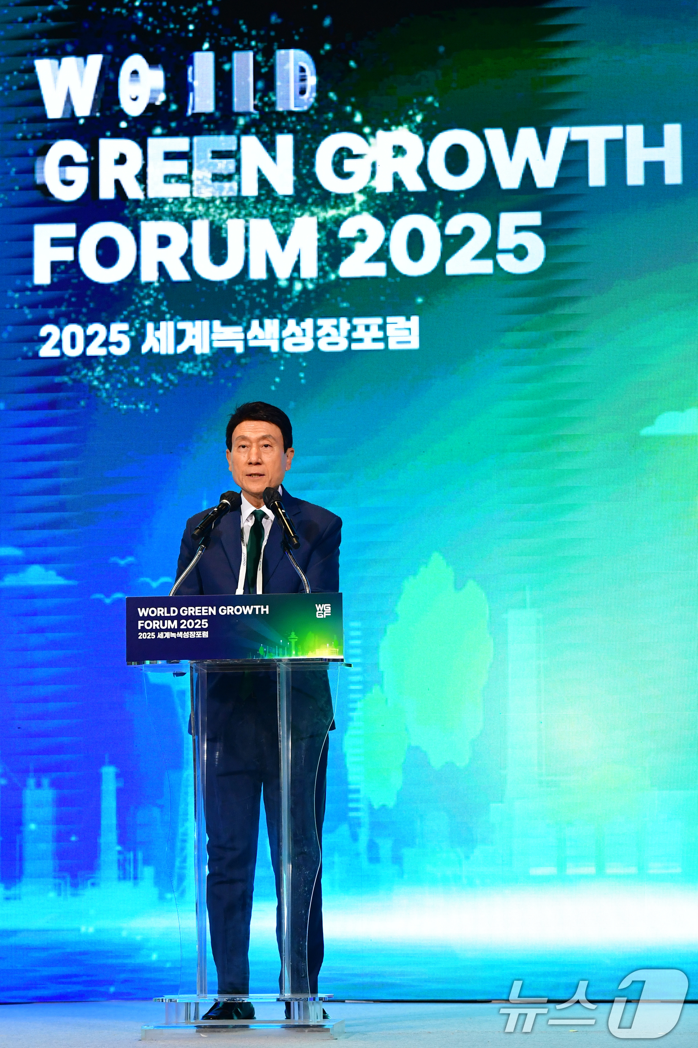 (포항=뉴스1) 최창호 기자 = 이강덕 경북 포항시장이 14일 경북 포항시 북구 라한호텔에서 열린 세계녹색성장포럼(WGGF2025)  개막식에서 개화사를 하고 있다.포럼은 미래를 …