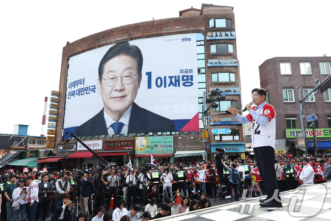 (밀양=뉴스1) 김민지 기자 = 김문수 국민의힘 대통령 후보가 14일 경남 밀양시 밀양관아 앞에서 유세를 하고 있다. 2025.5.14/뉴스1