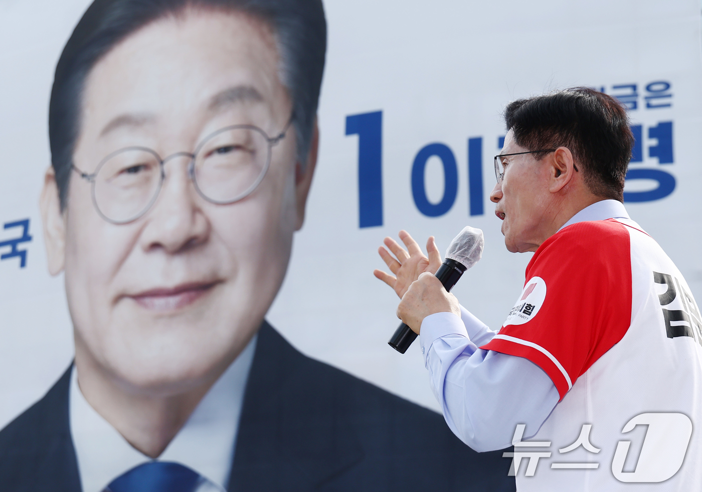 (밀양=뉴스1) 김민지 기자 = 김문수 국민의힘 대통령 후보가 14일 경남 밀양시 밀양관아 앞에서 유세를 하고 있다. 2025.5.14/뉴스1